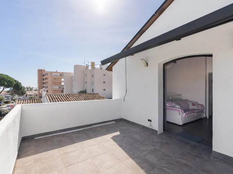 This meticulously renovated 4-bedroom villa, located in the sought-after area of ​​Calahonda, offers the perfect combination of modern comfort and coastal lifestyle. Just a 5-minute walk to the beach, the property is an excellent option for those looking 