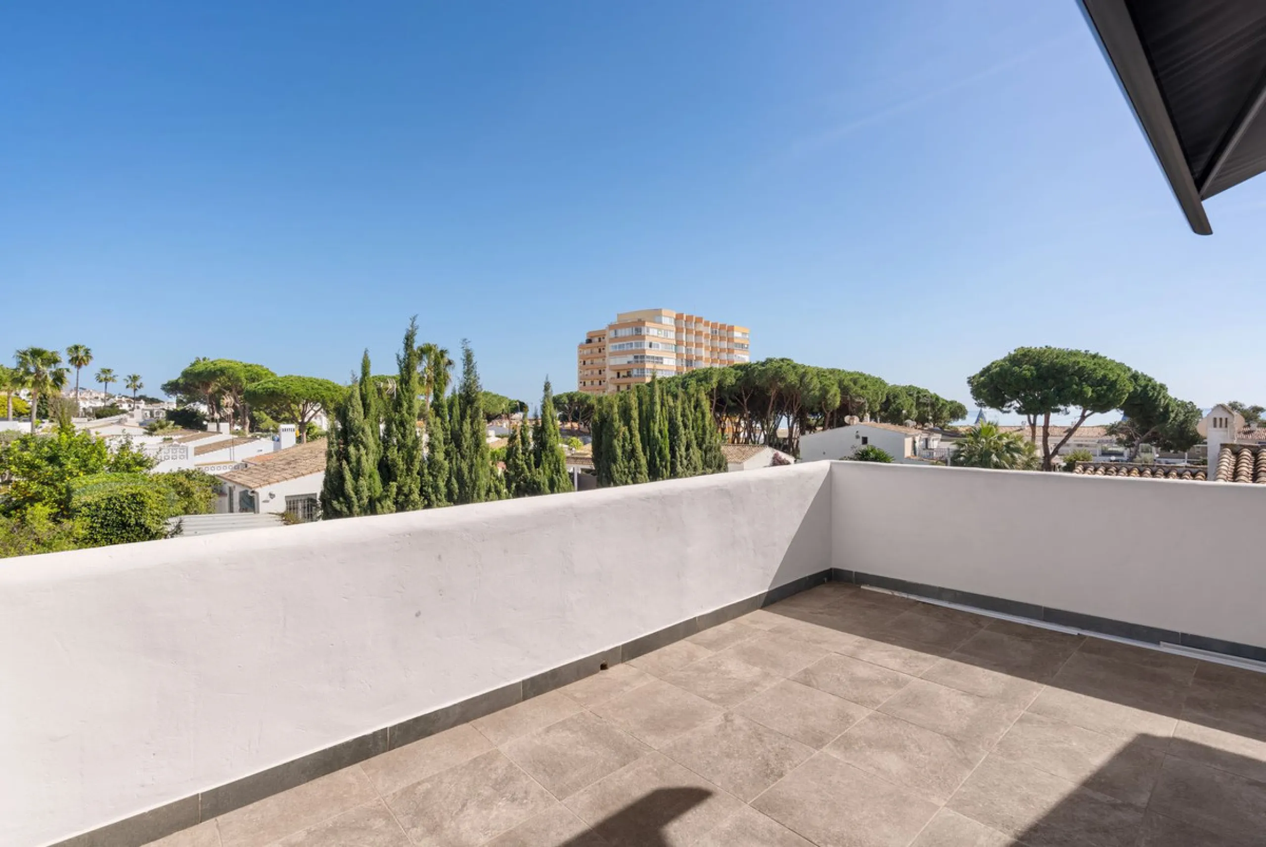 This meticulously renovated 4-bedroom villa, located in the sought-after area of ​​Calahonda, offers the perfect combination of modern comfort and coastal lifestyle. Just a 5-minute walk to the beach, the property is an excellent option for those looking 
