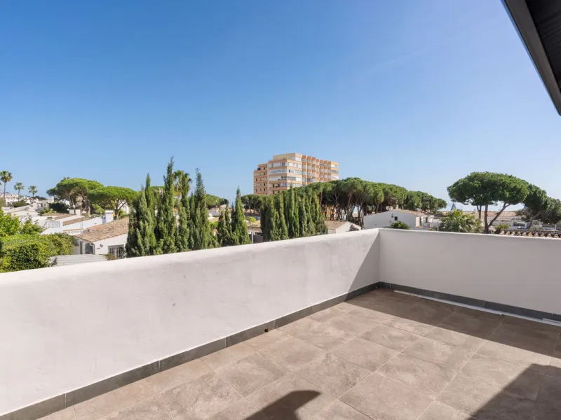 This meticulously renovated 4-bedroom villa, located in the sought-after area of ​​Calahonda, offers the perfect combination of modern comfort and coastal lifestyle. Just a 5-minute walk to the beach, the property is an excellent option for those looking 