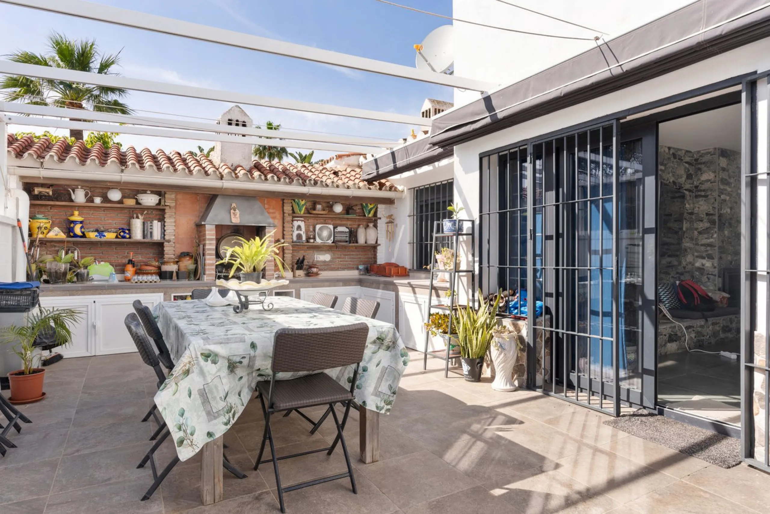 This meticulously renovated 4-bedroom villa, located in the sought-after area of ​​Calahonda, offers the perfect combination of modern comfort and coastal lifestyle. Just a 5-minute walk to the beach, the property is an excellent option for those looking 