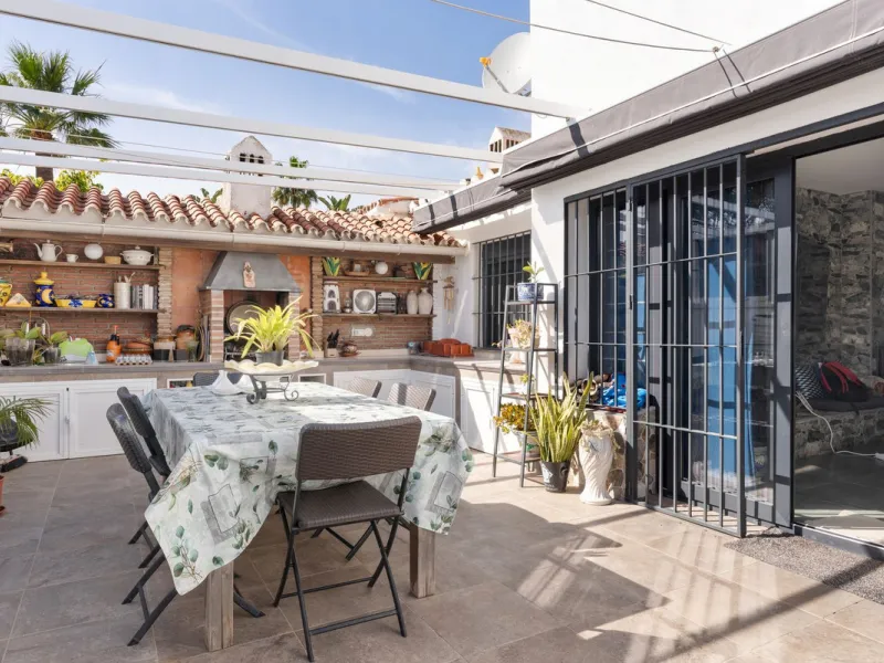 This meticulously renovated 4-bedroom villa, located in the sought-after area of ​​Calahonda, offers the perfect combination of modern comfort and coastal lifestyle. Just a 5-minute walk to the beach, the property is an excellent option for those looking 