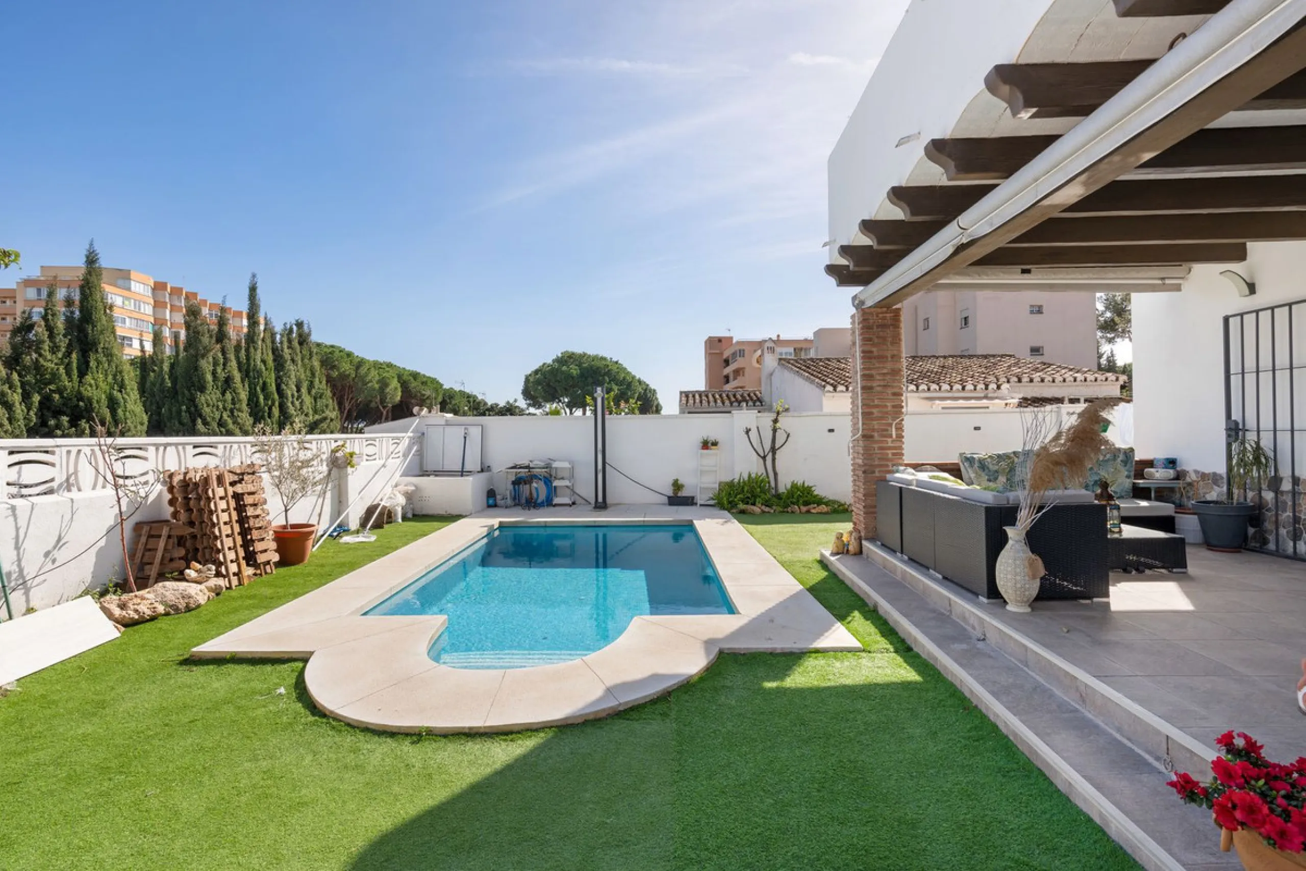 This meticulously renovated 4-bedroom villa, located in the sought-after area of ​​Calahonda, offers the perfect combination of modern comfort and coastal lifestyle. Just a 5-minute walk to the beach, the property is an excellent option for those looking 