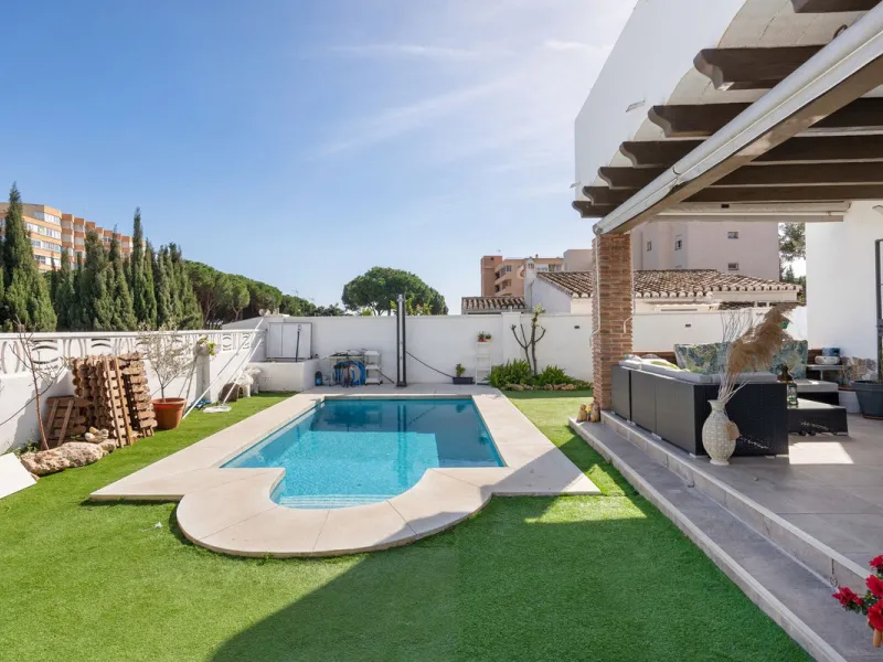This meticulously renovated 4-bedroom villa, located in the sought-after area of ​​Calahonda, offers the perfect combination of modern comfort and coastal lifestyle. Just a 5-minute walk to the beach, the property is an excellent option for those looking 