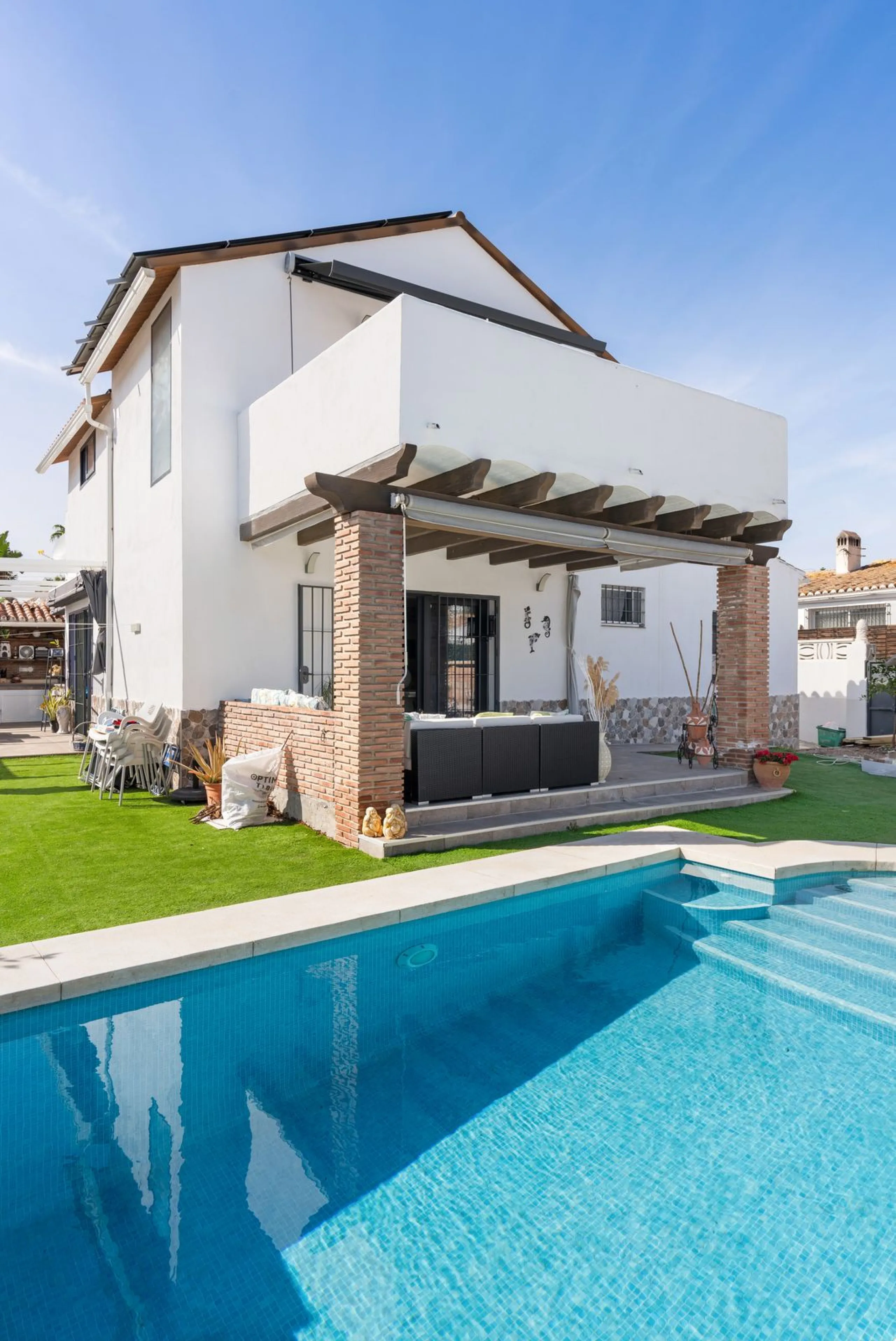 This meticulously renovated 4-bedroom villa, located in the sought-after area of ​​Calahonda, offers the perfect combination of modern comfort and coastal lifestyle. Just a 5-minute walk to the beach, the property is an excellent option for those looking 