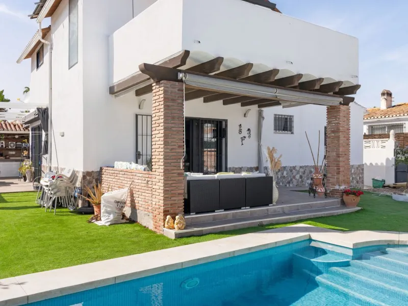 This meticulously renovated 4-bedroom villa, located in the sought-after area of ​​Calahonda, offers the perfect combination of modern comfort and coastal lifestyle. Just a 5-minute walk to the beach, the property is an excellent option for those looking 