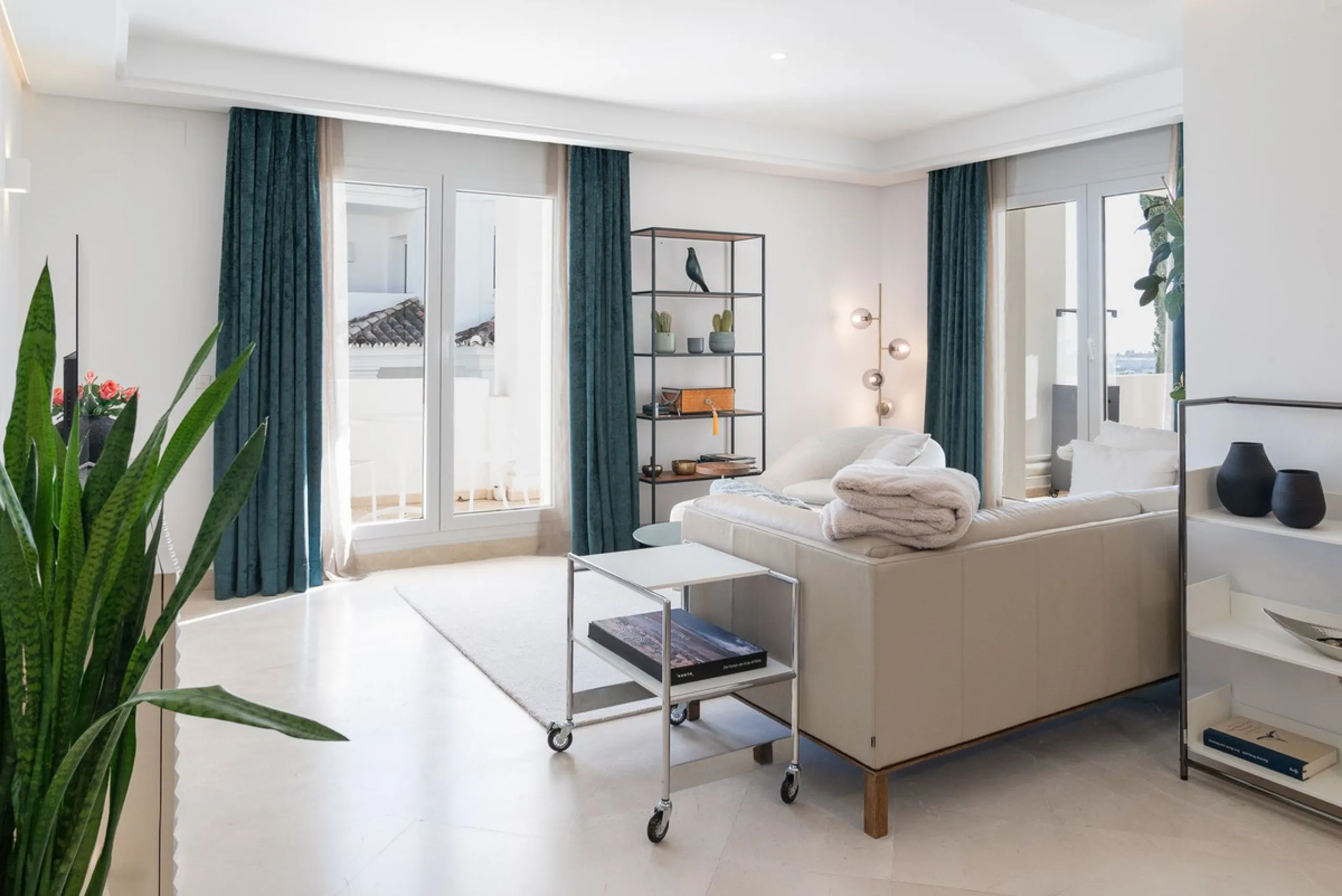 Apartment - Ground Floor Apartment в продаже в Marbella, Málaga. В доме 2 спален и 2 ванных комнат. Площадь дома 100 м²