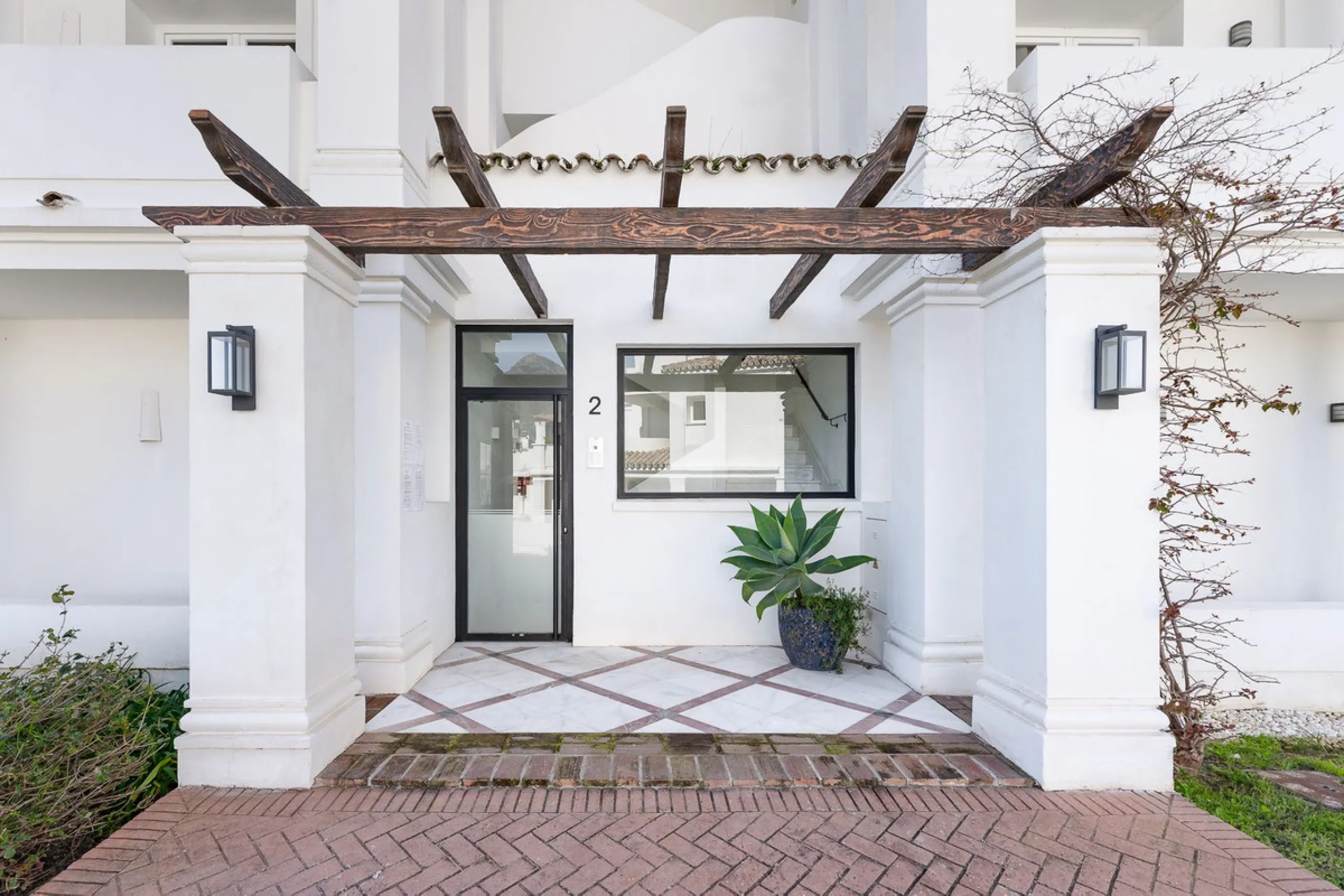Apartment - Ground Floor Apartment в продаже в Marbella, Málaga. В доме 2 спален и 2 ванных комнат. Площадь дома 100 м²