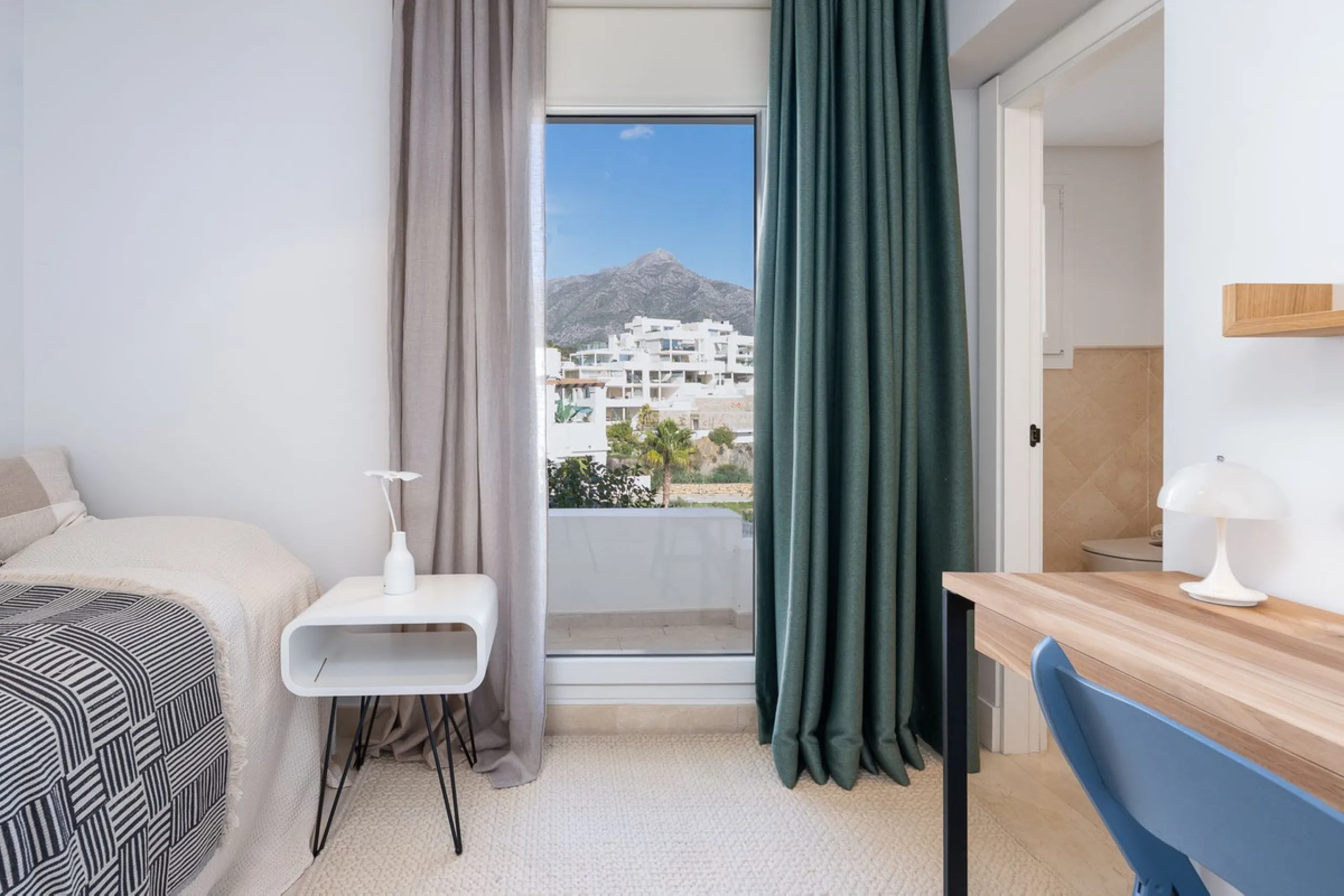 Apartment - Ground Floor Apartment в продаже в Marbella, Málaga. В доме 2 спален и 2 ванных комнат. Площадь дома 100 м²