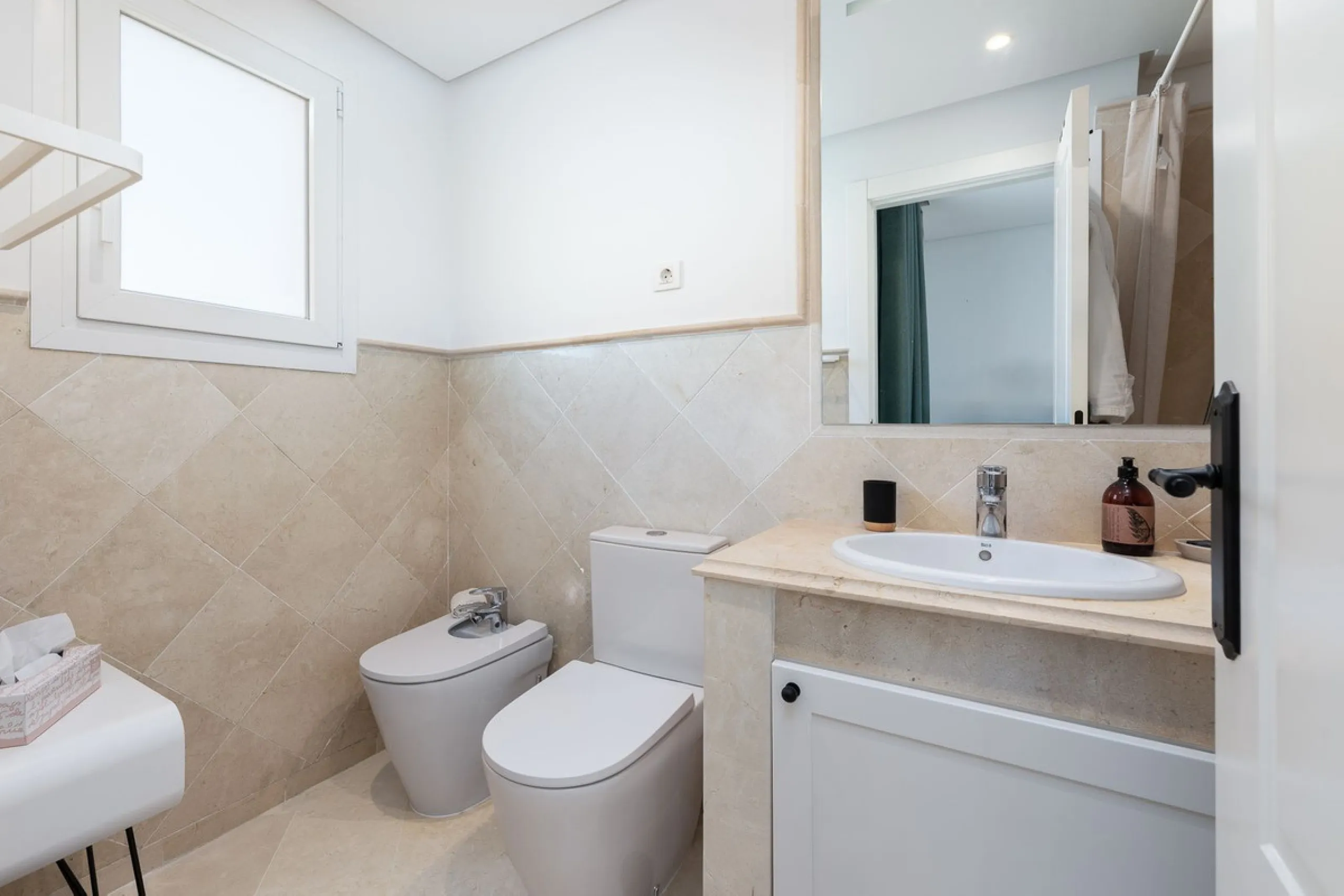 Apartment - Ground Floor Apartment в продаже в Marbella, Málaga. В доме 2 спален и 2 ванных комнат. Площадь дома 100 м²