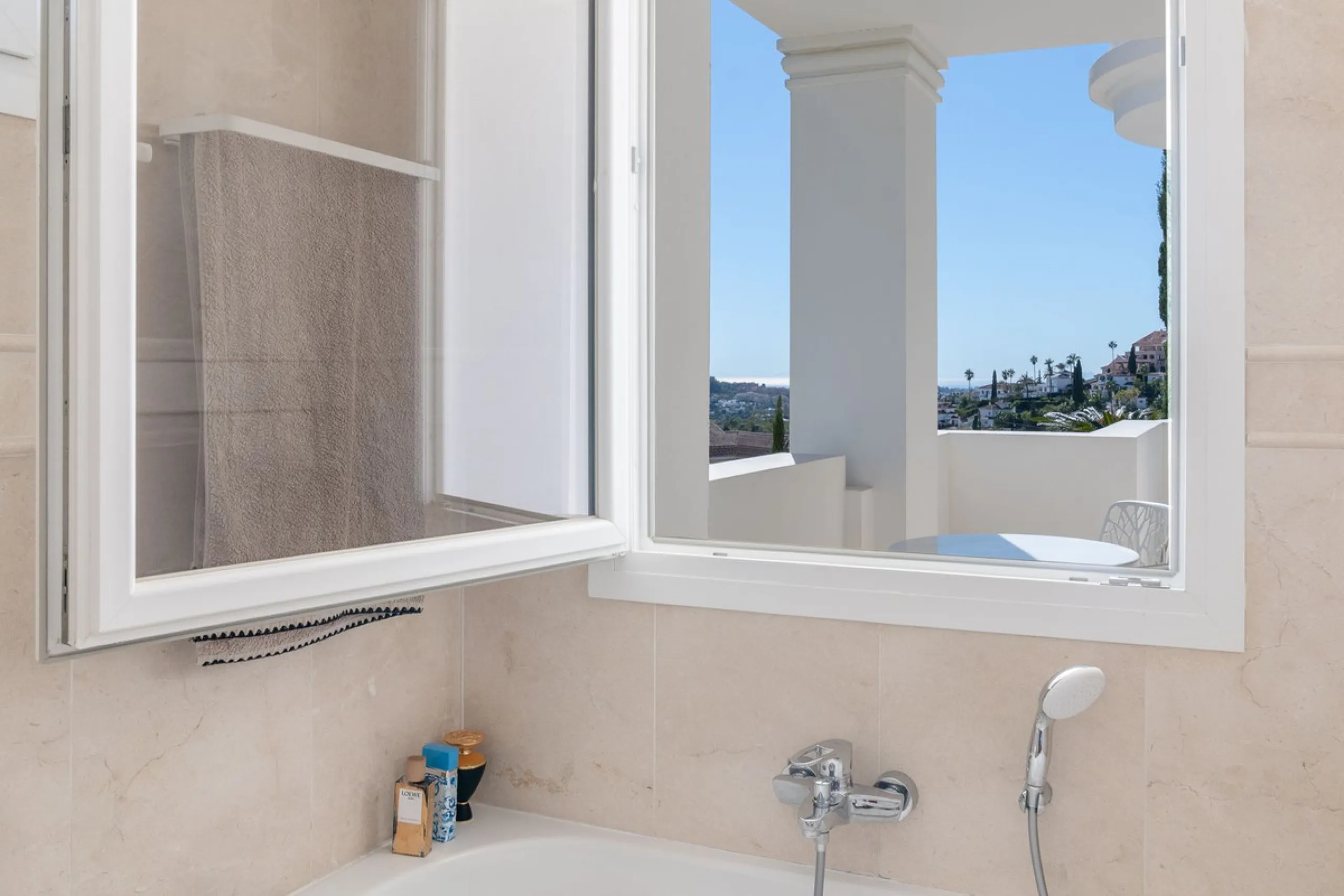 Apartment - Ground Floor Apartment в продаже в Marbella, Málaga. В доме 2 спален и 2 ванных комнат. Площадь дома 100 м²