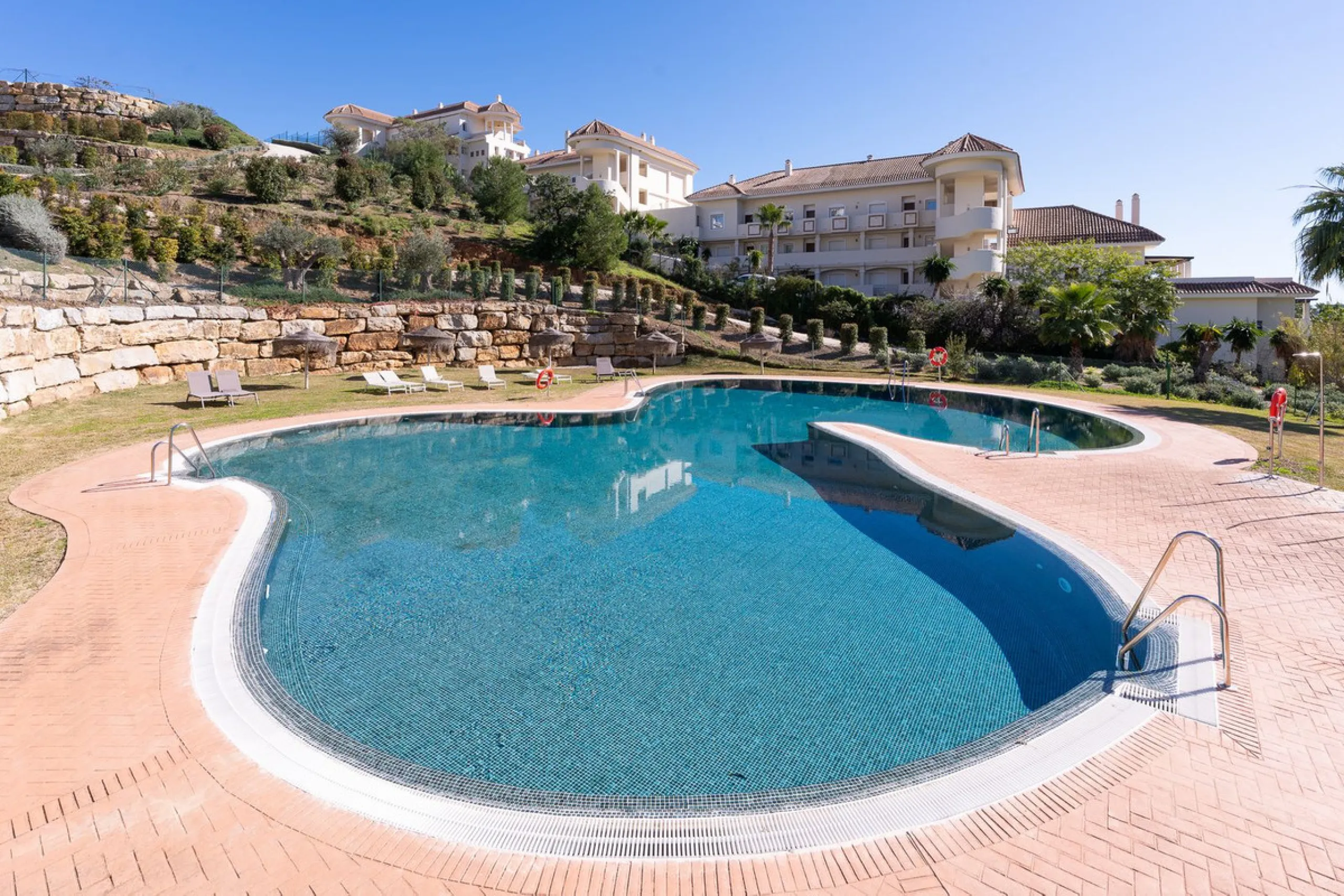 Apartment - Ground Floor Apartment в продаже в Marbella, Málaga. В доме 2 спален и 2 ванных комнат. Площадь дома 100 м²