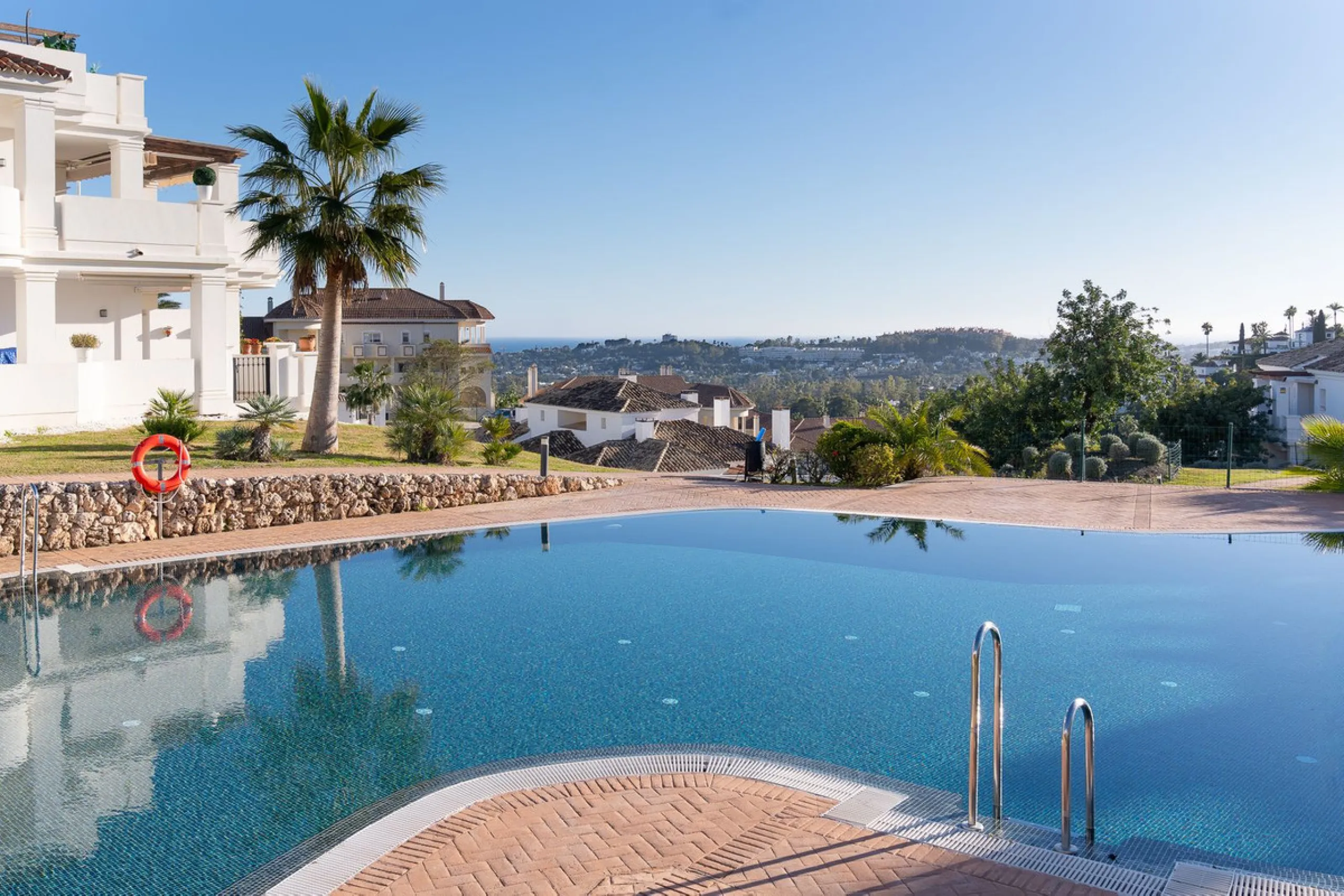 Apartment - Ground Floor Apartment в продаже в Marbella, Málaga. В доме 2 спален и 2 ванных комнат. Площадь дома 100 м²
