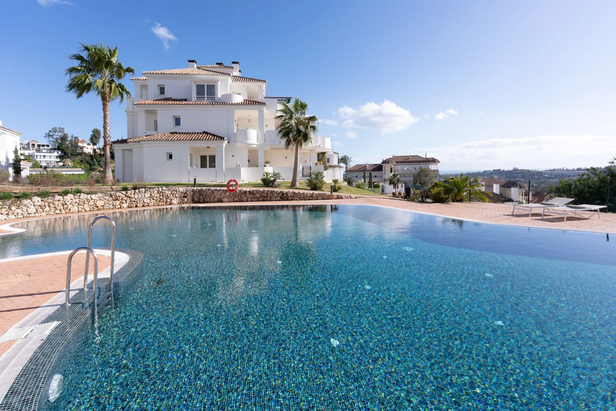 Apartment - Ground Floor Apartment в продаже в Marbella, Málaga. В доме 2 спален и 2 ванных комнат. Площадь дома 100 м²