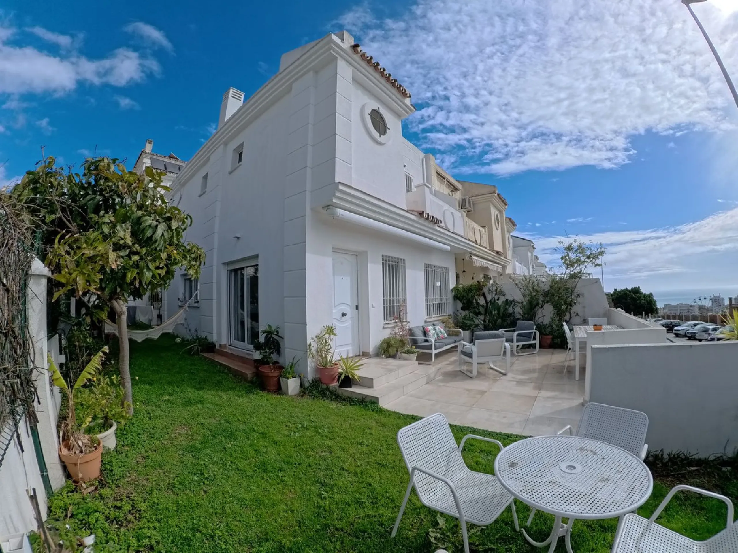 House - Townhouse в продаже в Benalmadena, Málaga. В доме 4 спален и 3 ванных комнат. Площадь дома 187 м². Площадь участка 75 м²