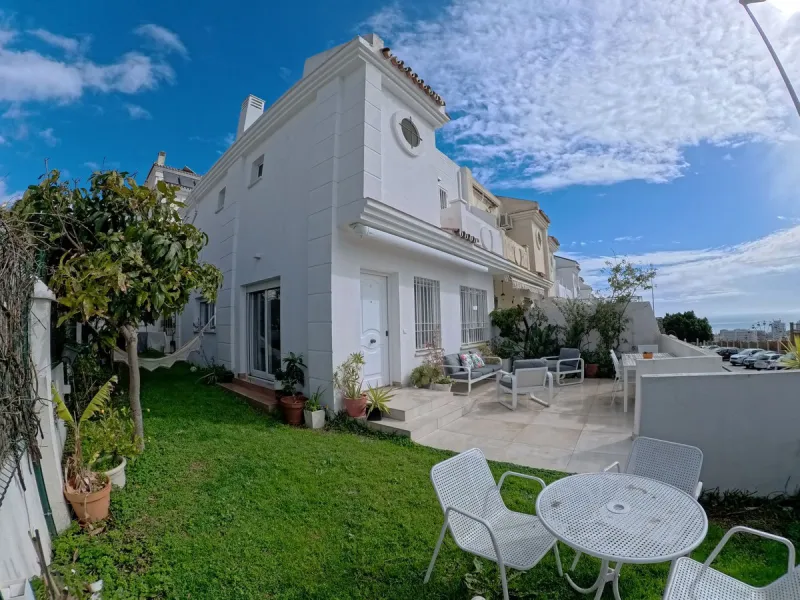 House - Townhouse в продаже в Benalmadena, Málaga. В доме 4 спален и 3 ванных комнат. Площадь дома 187 м². Площадь участка 75 м²