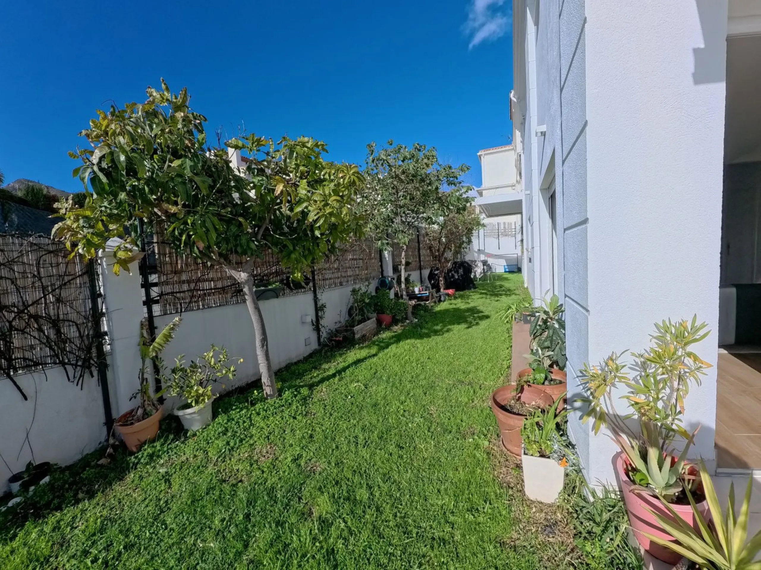 House - Townhouse в продаже в Benalmadena, Málaga. В доме 4 спален и 3 ванных комнат. Площадь дома 187 м². Площадь участка 75 м²