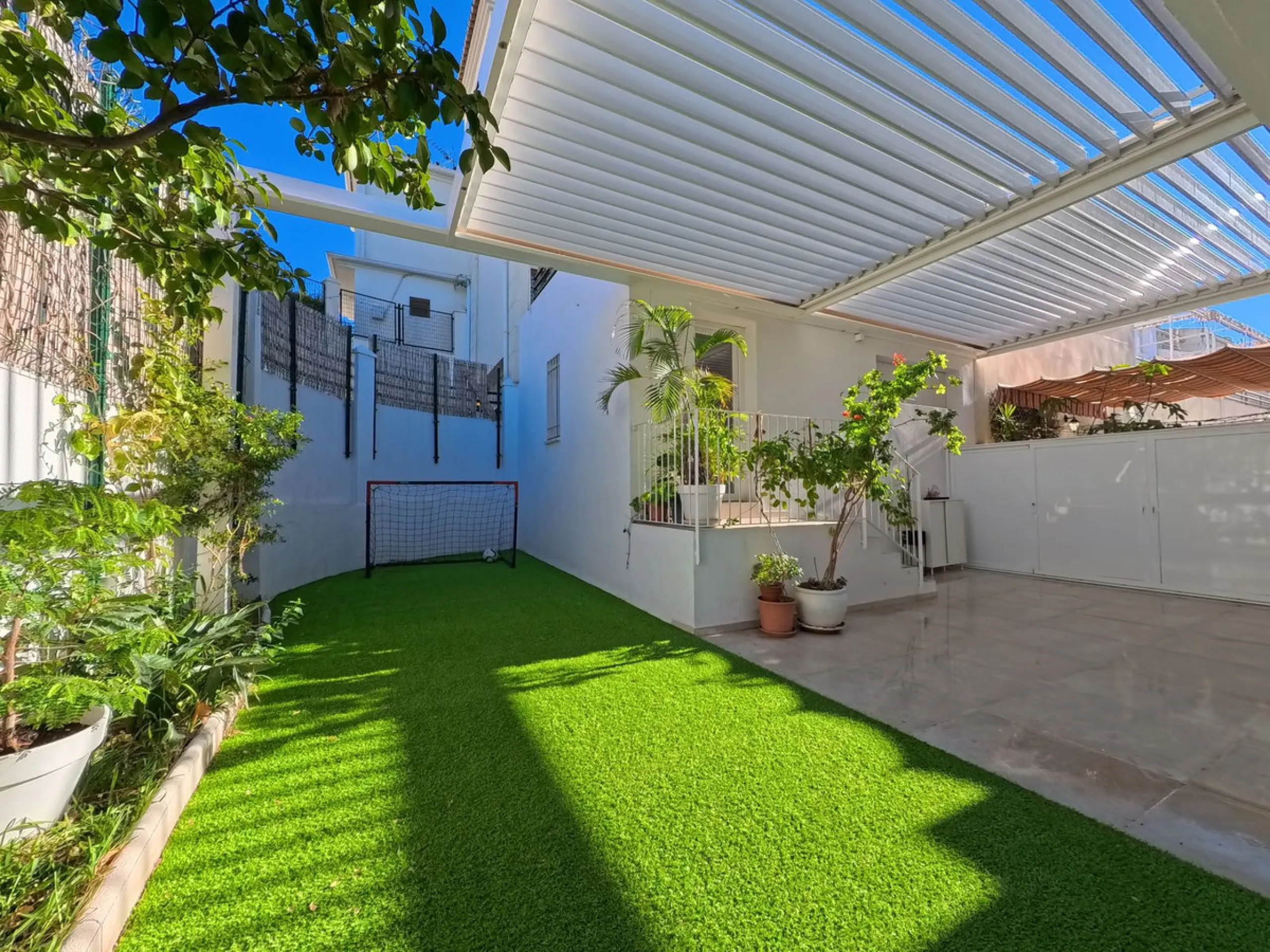 House - Townhouse в продаже в Benalmadena, Málaga. В доме 4 спален и 3 ванных комнат. Площадь дома 187 м². Площадь участка 75 м²