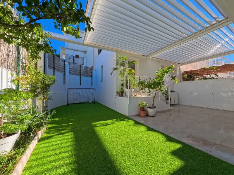 House - Townhouse в продаже в Benalmadena, Málaga. В доме 4 спален и 3 ванных комнат. Площадь дома 187 м². Площадь участка 75 м²