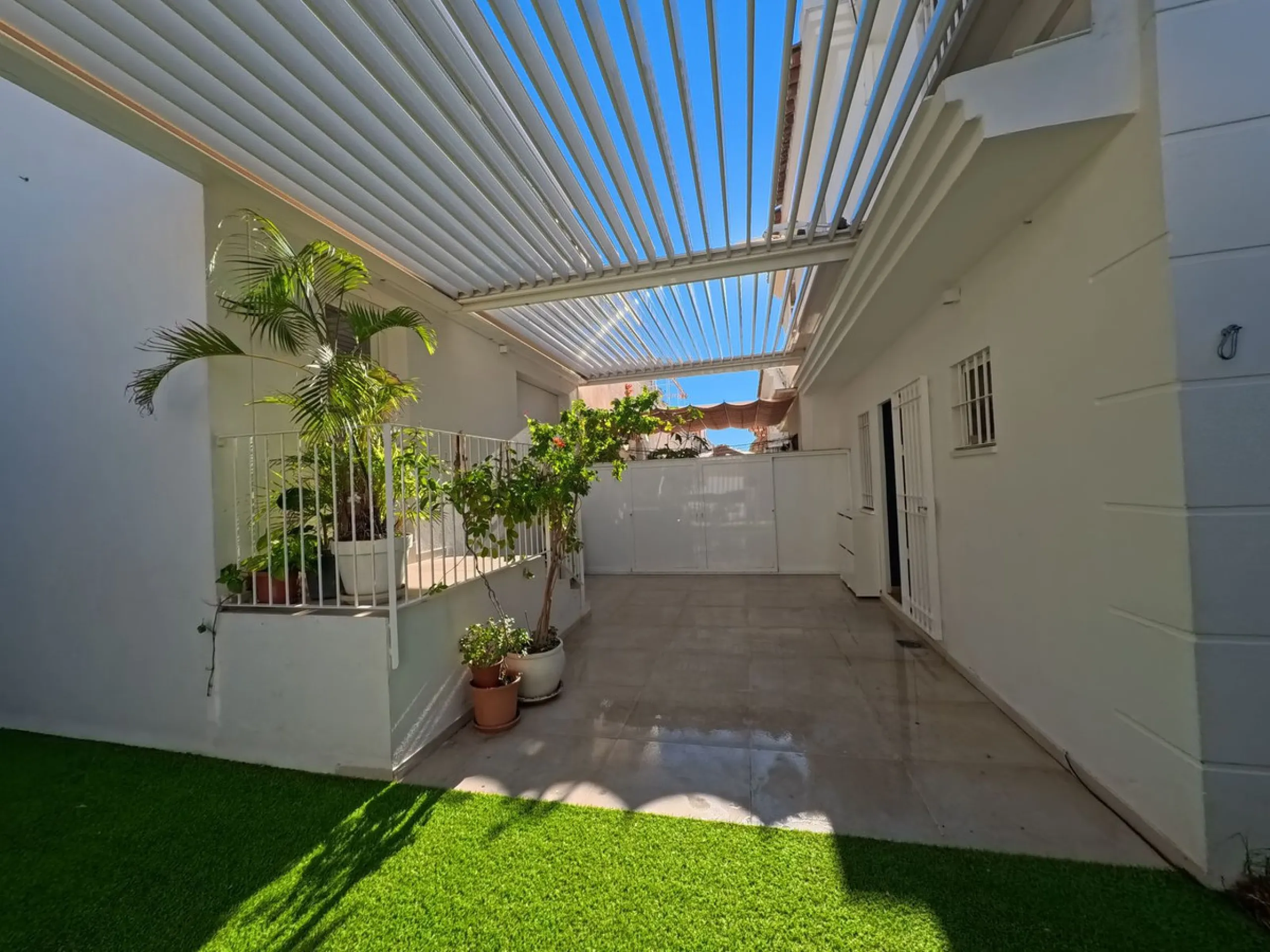 House - Townhouse в продаже в Benalmadena, Málaga. В доме 4 спален и 3 ванных комнат. Площадь дома 187 м². Площадь участка 75 м²