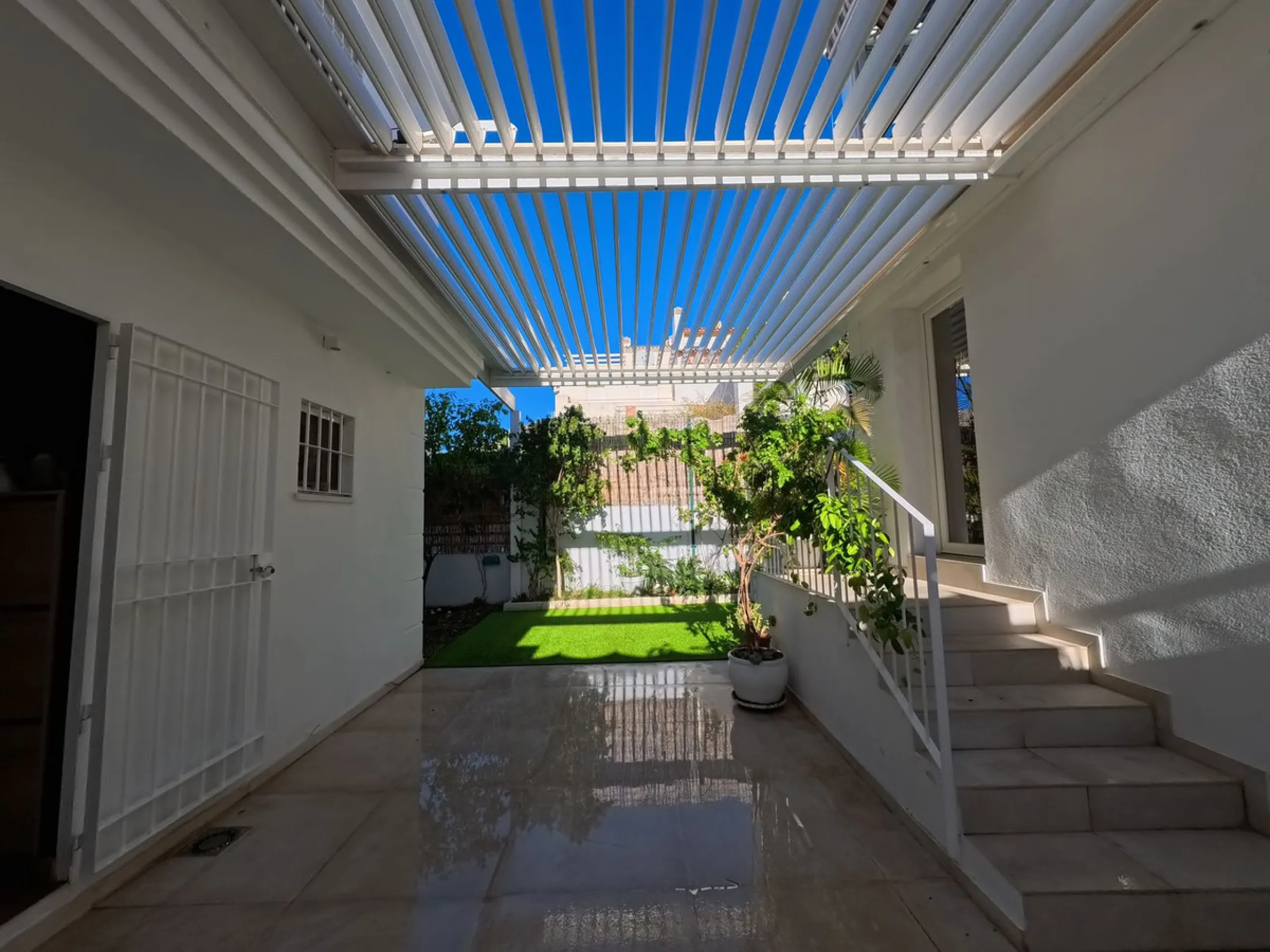 House - Townhouse в продаже в Benalmadena, Málaga. В доме 4 спален и 3 ванных комнат. Площадь дома 187 м². Площадь участка 75 м²