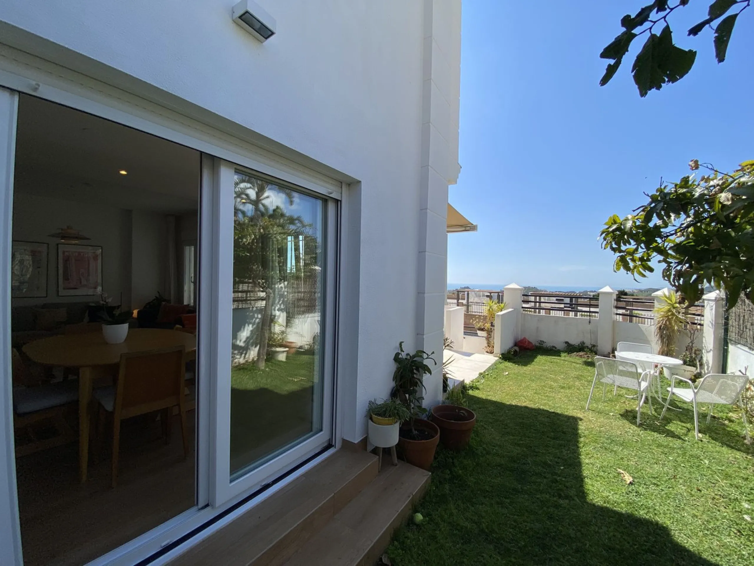House - Townhouse в продаже в Benalmadena, Málaga. В доме 4 спален и 3 ванных комнат. Площадь дома 187 м². Площадь участка 75 м²