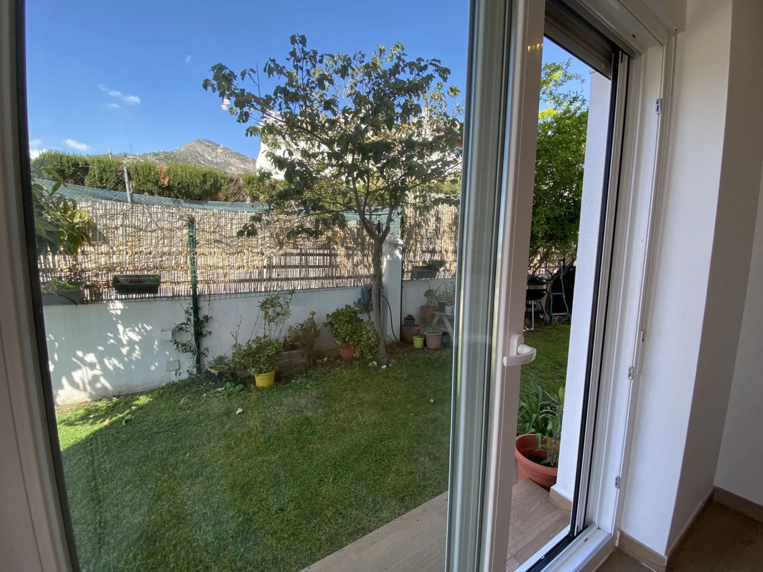 House - Townhouse в продаже в Benalmadena, Málaga. В доме 4 спален и 3 ванных комнат. Площадь дома 187 м². Площадь участка 75 м²