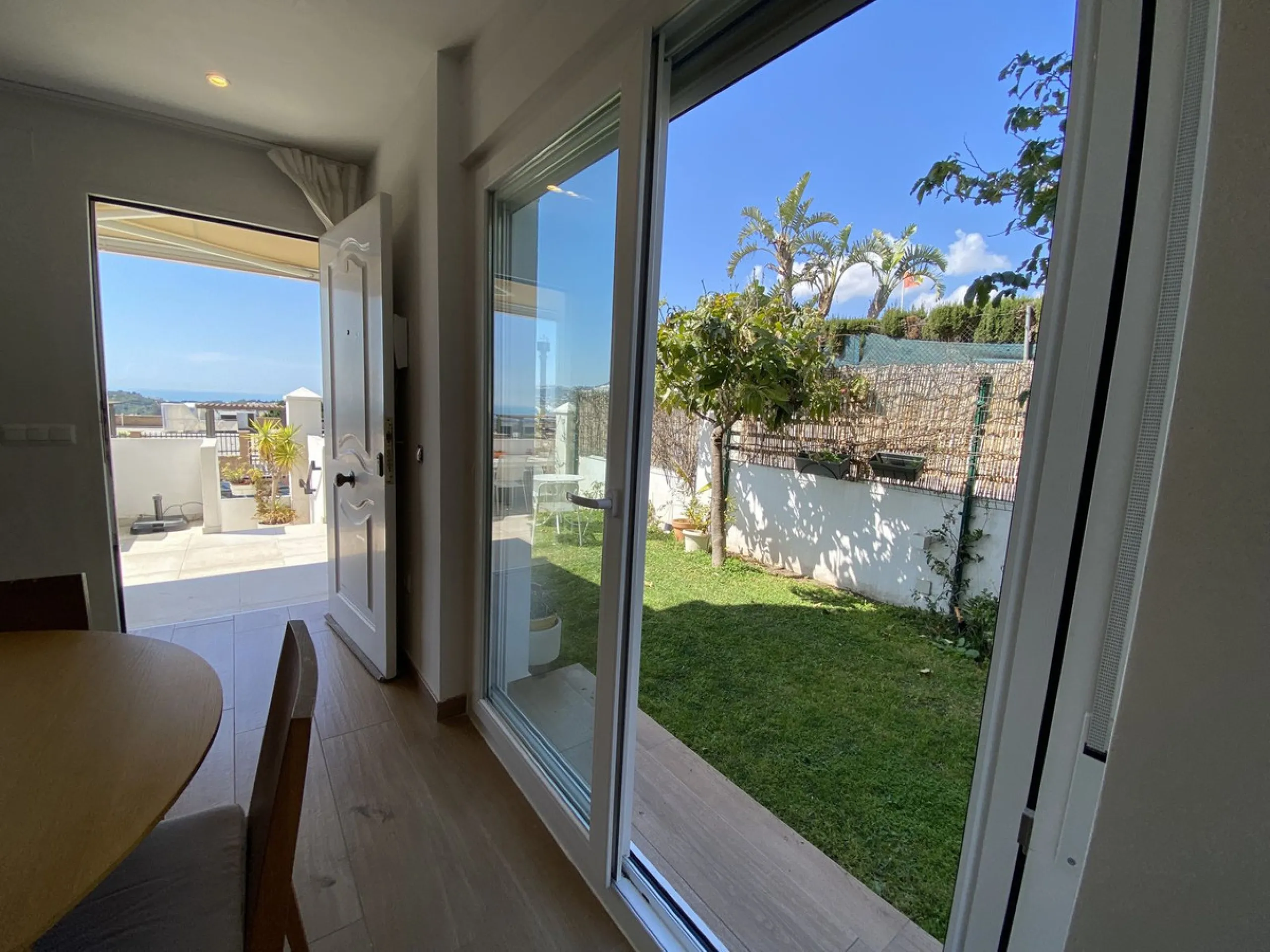 House - Townhouse в продаже в Benalmadena, Málaga. В доме 4 спален и 3 ванных комнат. Площадь дома 187 м². Площадь участка 75 м²