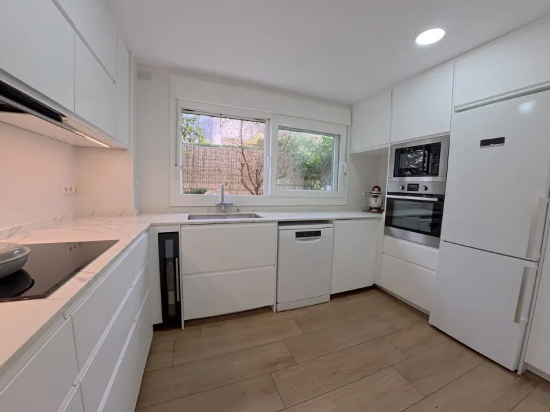 House - Townhouse в продаже в Benalmadena, Málaga. В доме 4 спален и 3 ванных комнат. Площадь дома 187 м². Площадь участка 75 м²