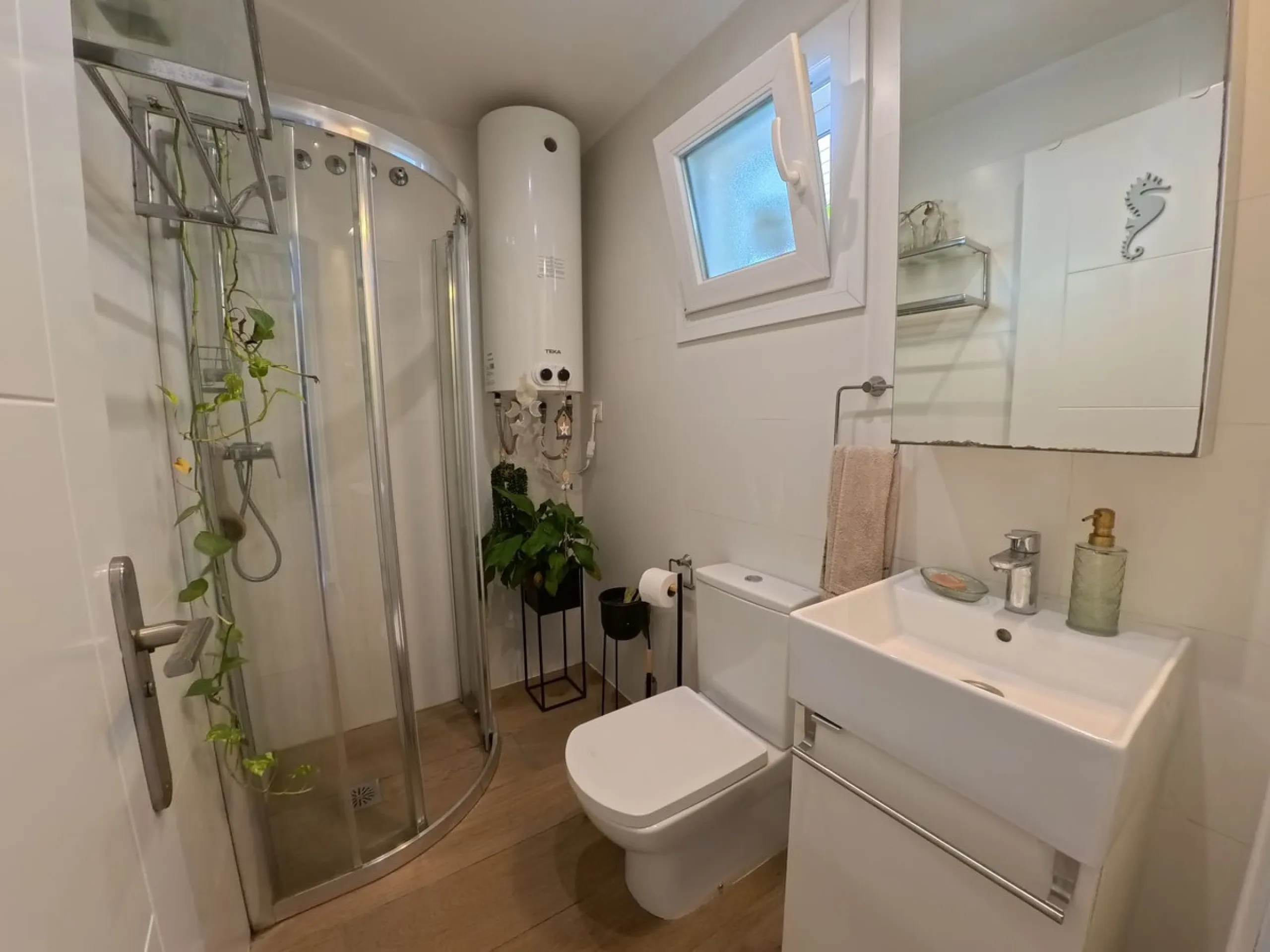 House - Townhouse в продаже в Benalmadena, Málaga. В доме 4 спален и 3 ванных комнат. Площадь дома 187 м². Площадь участка 75 м²