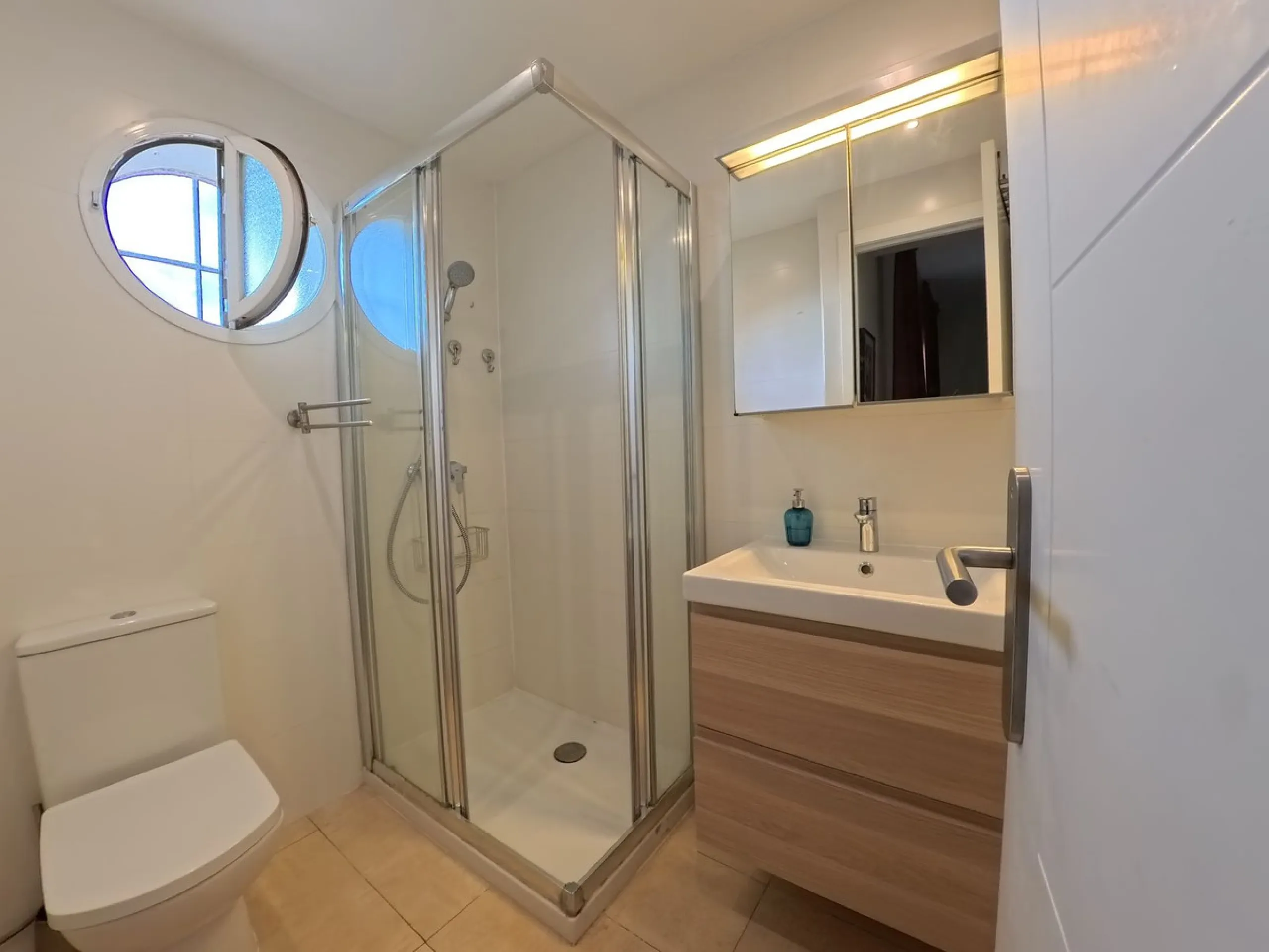 House - Townhouse в продаже в Benalmadena, Málaga. В доме 4 спален и 3 ванных комнат. Площадь дома 187 м². Площадь участка 75 м²