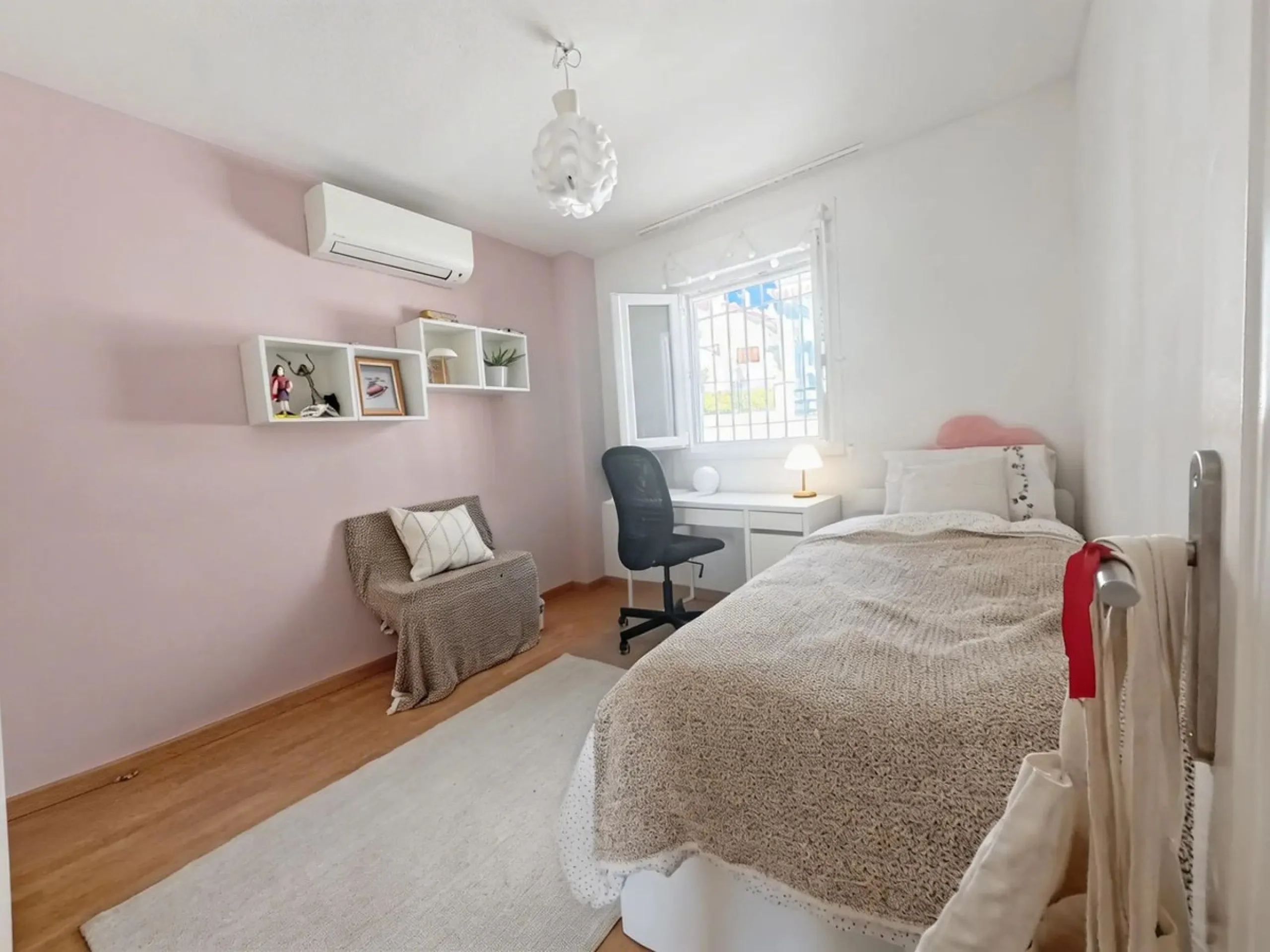 House - Townhouse в продаже в Benalmadena, Málaga. В доме 4 спален и 3 ванных комнат. Площадь дома 187 м². Площадь участка 75 м²
