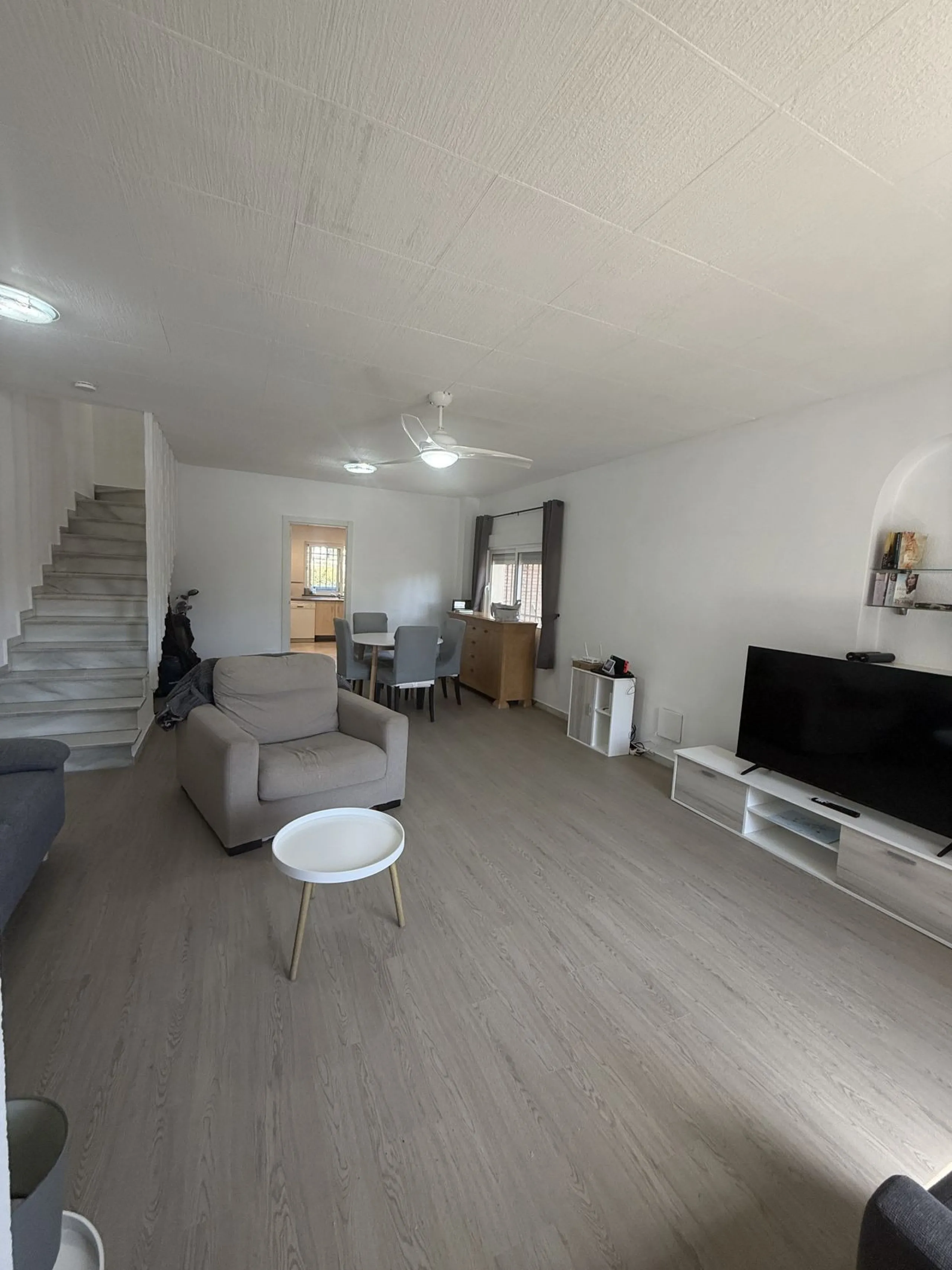 Semi Detached house lower Calahonda. In a small community of 15 houses with communal pool and garden. On the lower level there is a good size lounge, large fitted kitchen, a small bathroom and access to the private terrace and garden that wraps around thr