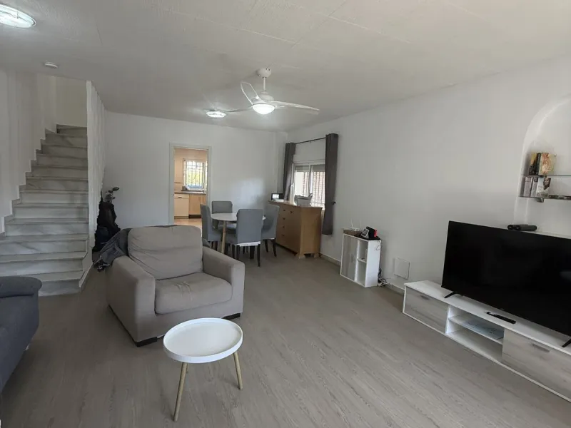 Semi Detached house lower Calahonda. In a small community of 15 houses with communal pool and garden. On the lower level there is a good size lounge, large fitted kitchen, a small bathroom and access to the private terrace and garden that wraps around thr
