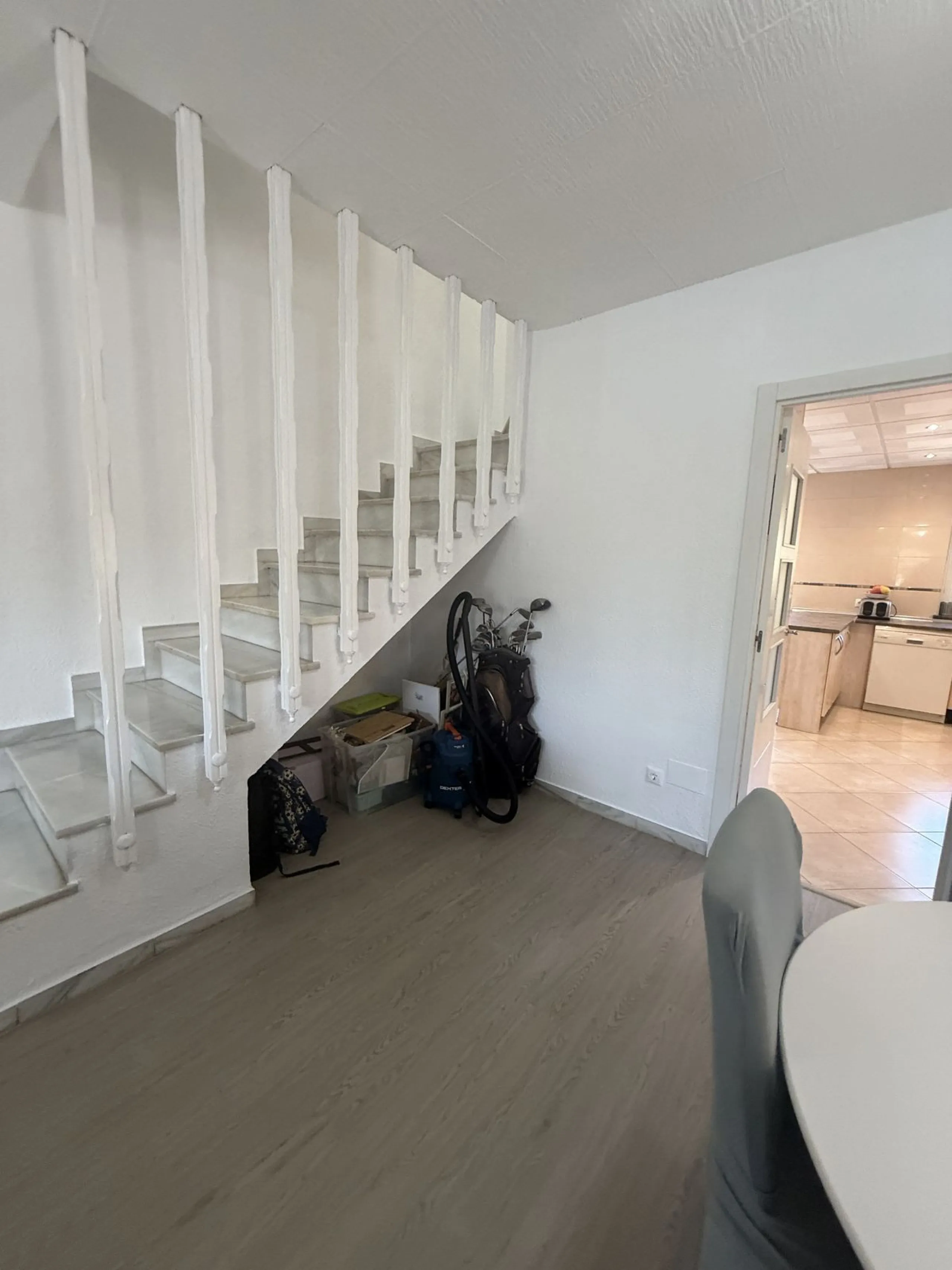 Semi Detached house lower Calahonda. In a small community of 15 houses with communal pool and garden. On the lower level there is a good size lounge, large fitted kitchen, a small bathroom and access to the private terrace and garden that wraps around thr