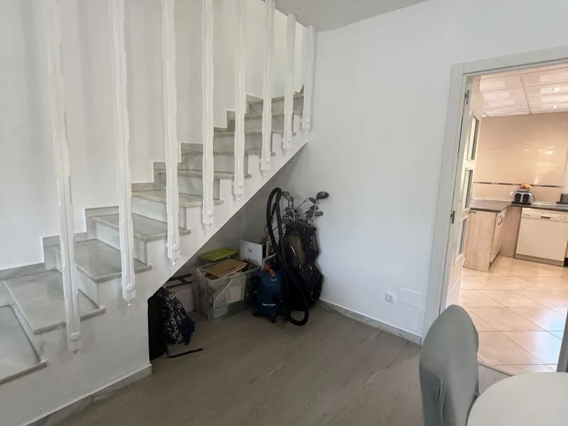 Semi Detached house lower Calahonda. In a small community of 15 houses with communal pool and garden. On the lower level there is a good size lounge, large fitted kitchen, a small bathroom and access to the private terrace and garden that wraps around thr