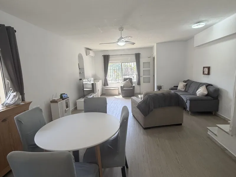 Semi Detached house lower Calahonda. In a small community of 15 houses with communal pool and garden. On the lower level there is a good size lounge, large fitted kitchen, a small bathroom and access to the private terrace and garden that wraps around thr