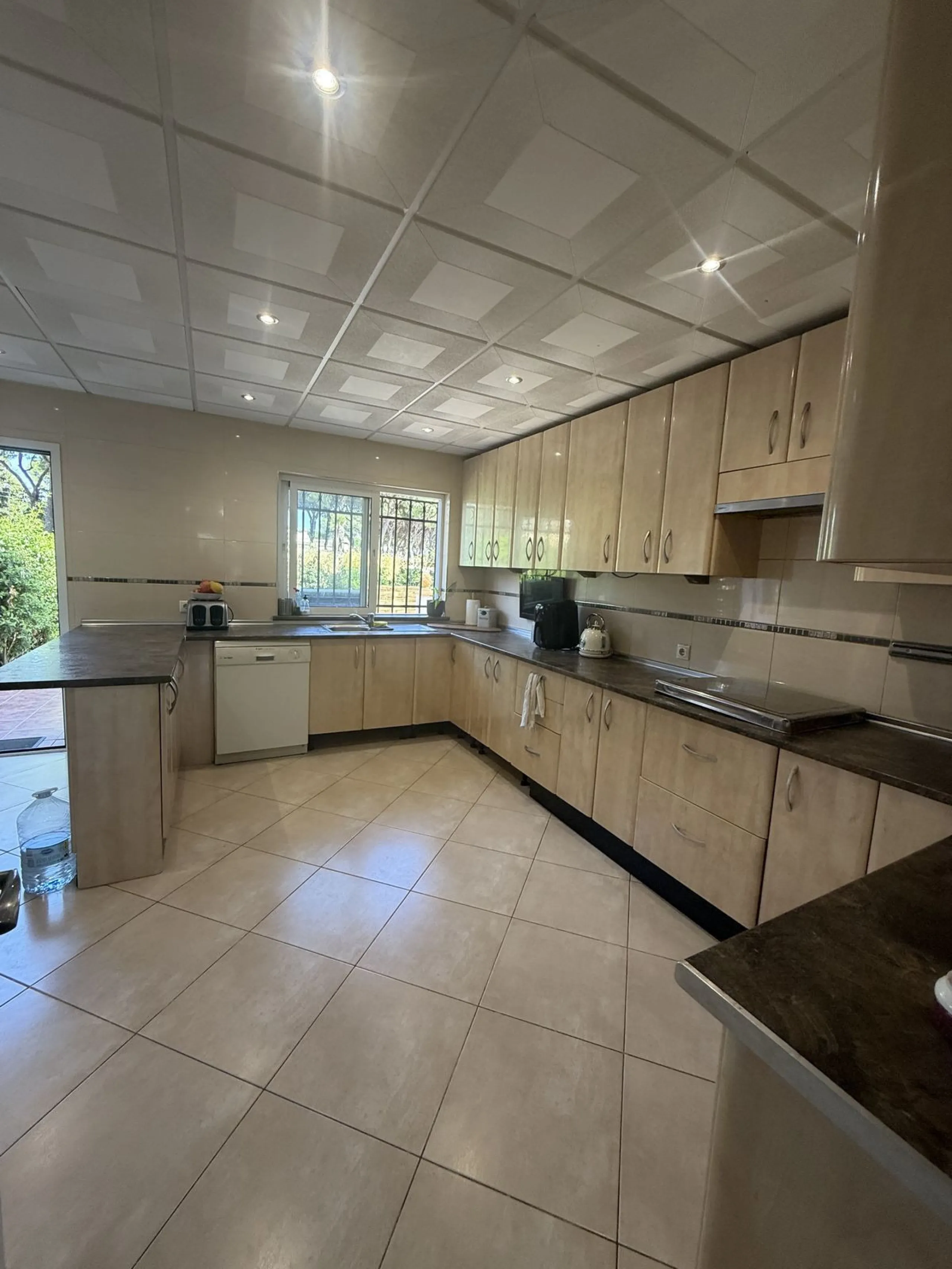 Semi Detached house lower Calahonda. In a small community of 15 houses with communal pool and garden. On the lower level there is a good size lounge, large fitted kitchen, a small bathroom and access to the private terrace and garden that wraps around thr