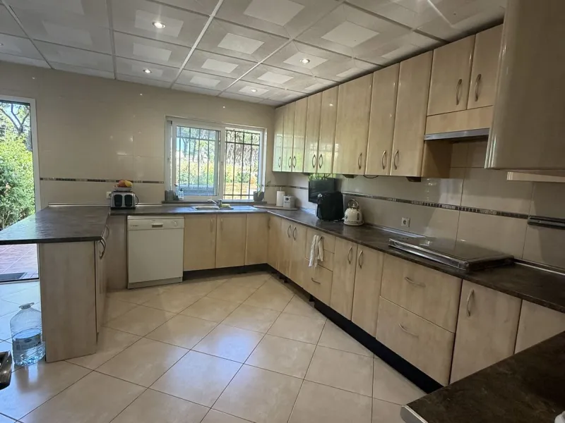 Semi Detached house lower Calahonda. In a small community of 15 houses with communal pool and garden. On the lower level there is a good size lounge, large fitted kitchen, a small bathroom and access to the private terrace and garden that wraps around thr