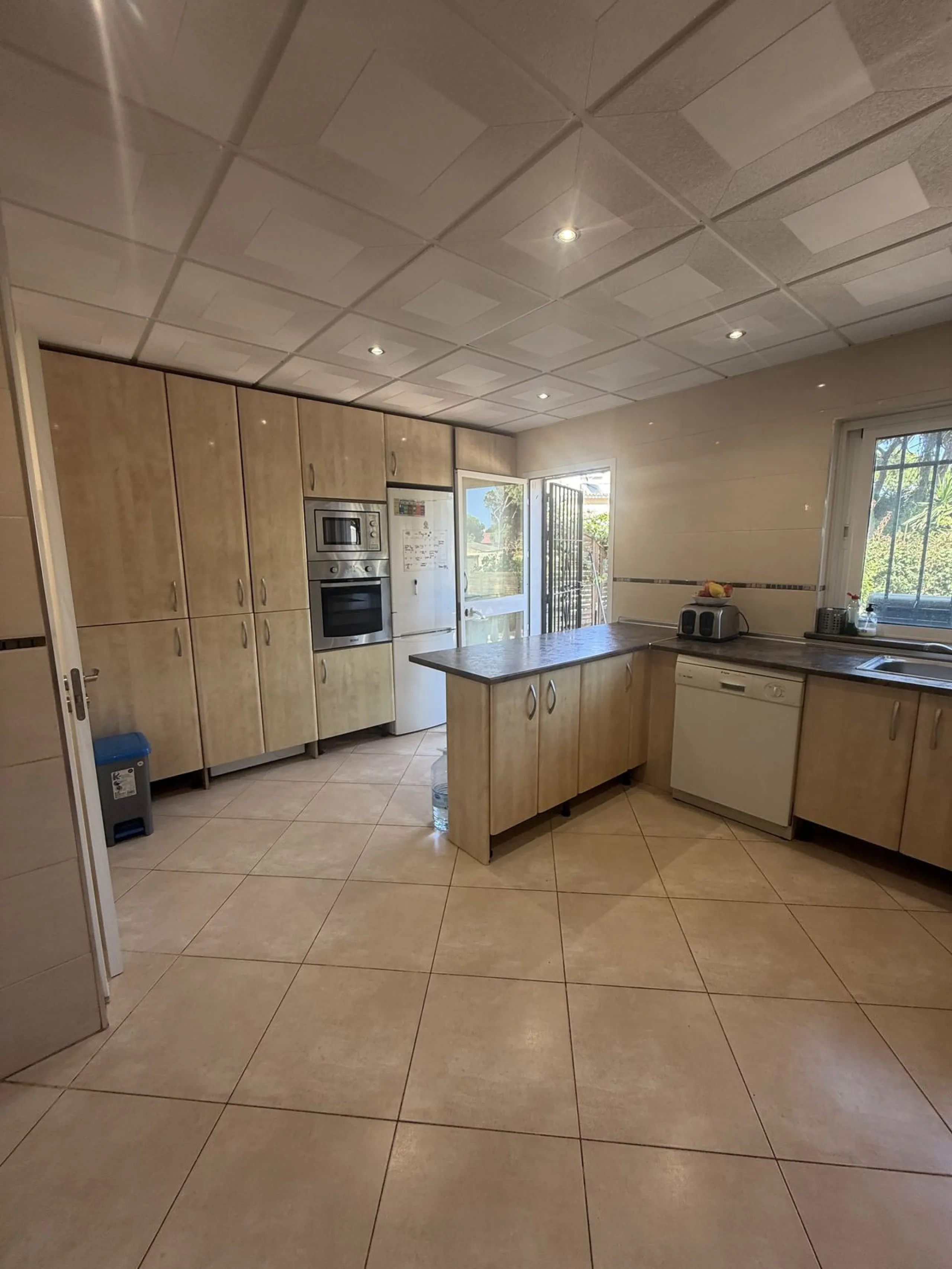 Semi Detached house lower Calahonda. In a small community of 15 houses with communal pool and garden. On the lower level there is a good size lounge, large fitted kitchen, a small bathroom and access to the private terrace and garden that wraps around thr