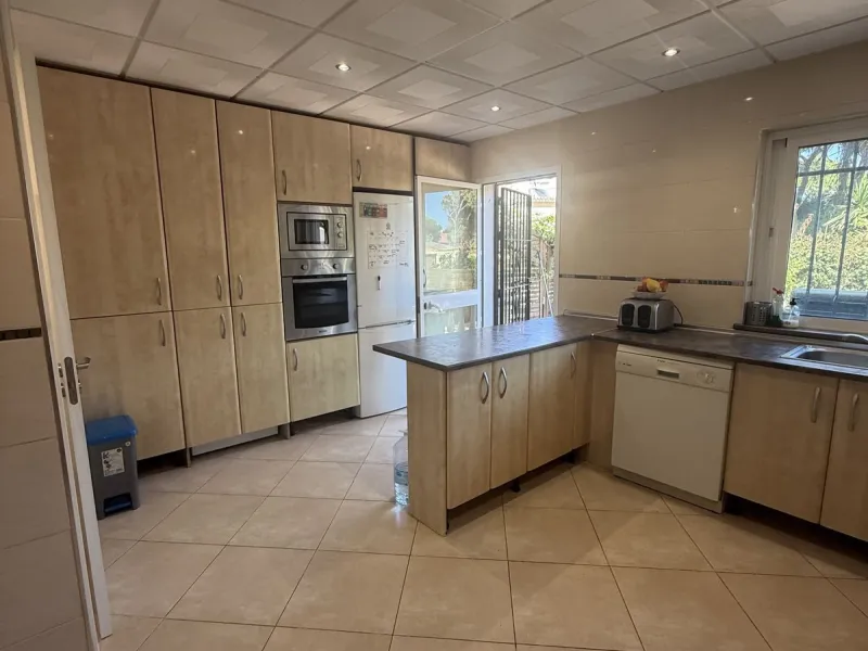 Semi Detached house lower Calahonda. In a small community of 15 houses with communal pool and garden. On the lower level there is a good size lounge, large fitted kitchen, a small bathroom and access to the private terrace and garden that wraps around thr