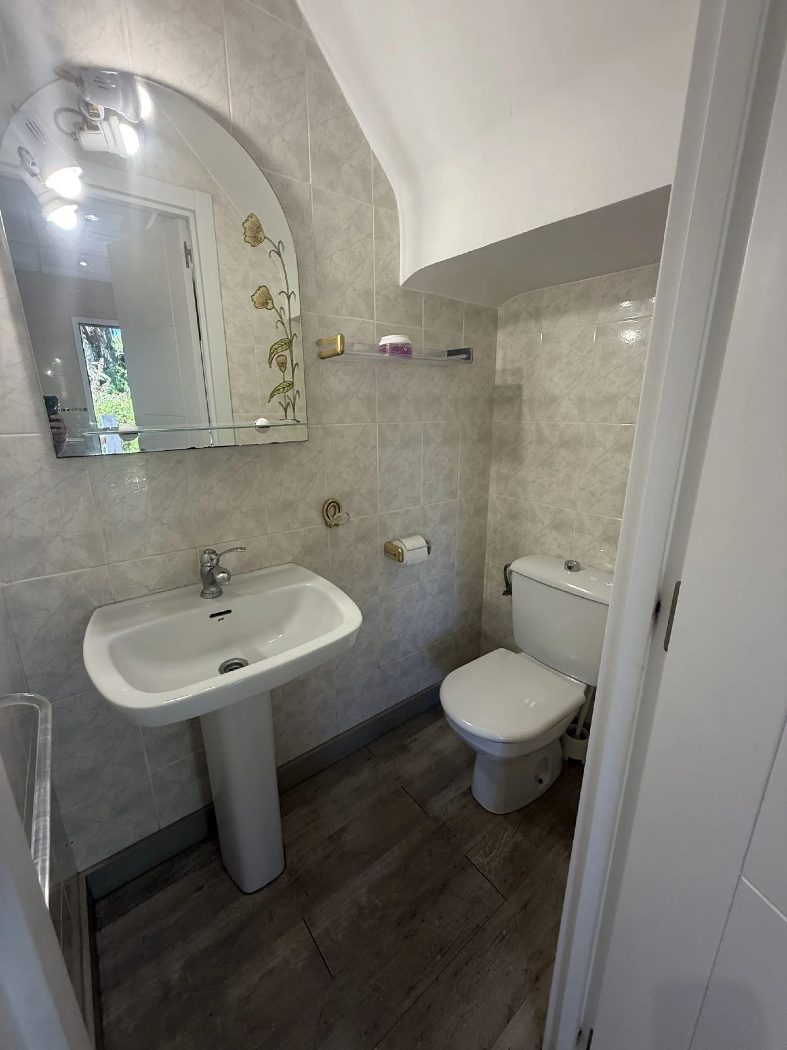 Semi Detached house lower Calahonda. In a small community of 15 houses with communal pool and garden. On the lower level there is a good size lounge, large fitted kitchen, a small bathroom and access to the private terrace and garden that wraps around thr