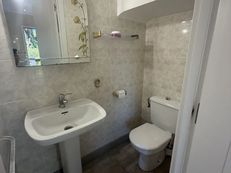 Semi Detached house lower Calahonda. In a small community of 15 houses with communal pool and garden. On the lower level there is a good size lounge, large fitted kitchen, a small bathroom and access to the private terrace and garden that wraps around thr