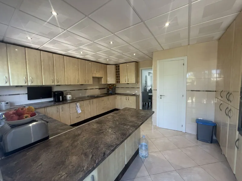 Semi Detached house lower Calahonda. In a small community of 15 houses with communal pool and garden. On the lower level there is a good size lounge, large fitted kitchen, a small bathroom and access to the private terrace and garden that wraps around thr