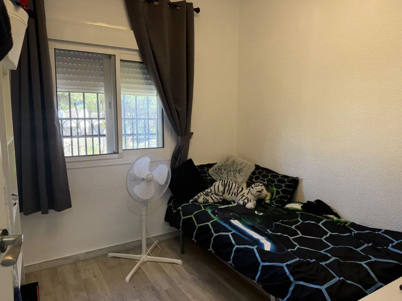 Semi Detached house lower Calahonda. In a small community of 15 houses with communal pool and garden. On the lower level there is a good size lounge, large fitted kitchen, a small bathroom and access to the private terrace and garden that wraps around thr