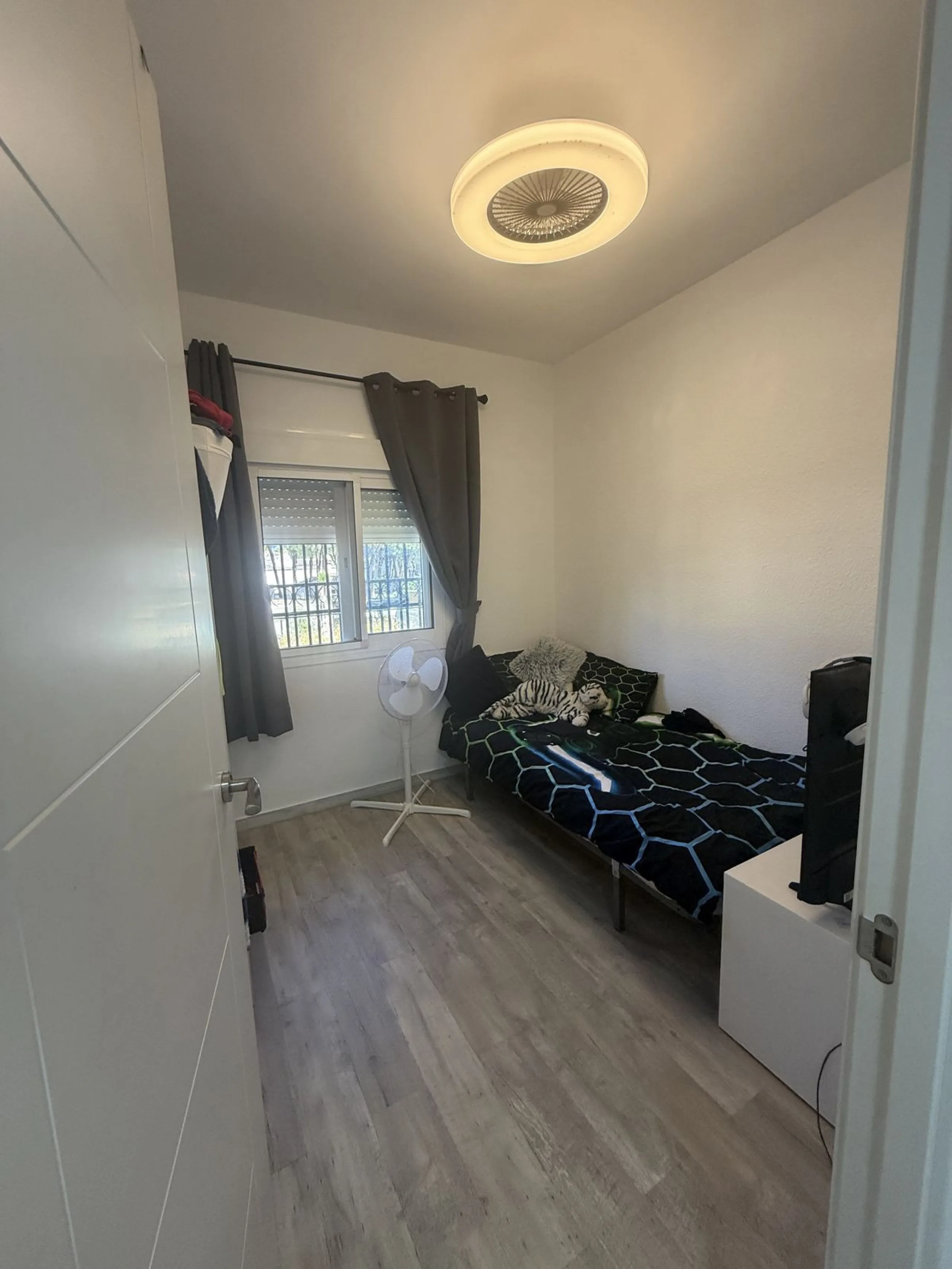 Semi Detached house lower Calahonda. In a small community of 15 houses with communal pool and garden. On the lower level there is a good size lounge, large fitted kitchen, a small bathroom and access to the private terrace and garden that wraps around thr