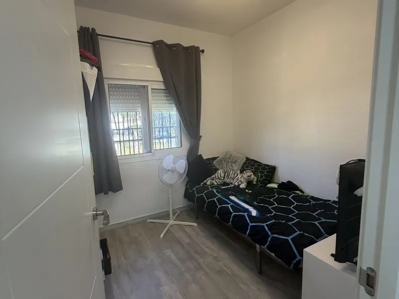 Semi Detached house lower Calahonda. In a small community of 15 houses with communal pool and garden. On the lower level there is a good size lounge, large fitted kitchen, a small bathroom and access to the private terrace and garden that wraps around thr