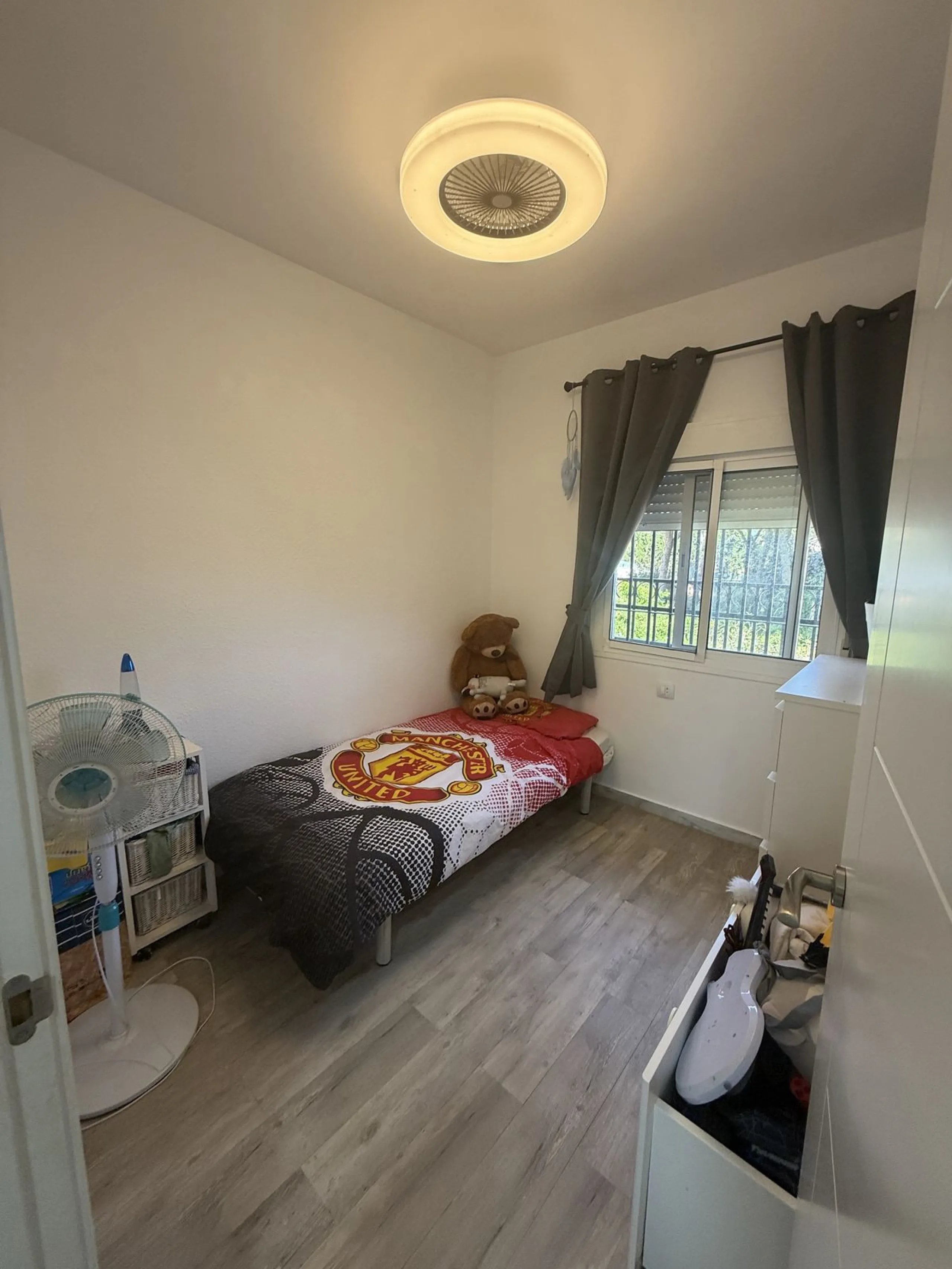 Semi Detached house lower Calahonda. In a small community of 15 houses with communal pool and garden. On the lower level there is a good size lounge, large fitted kitchen, a small bathroom and access to the private terrace and garden that wraps around thr