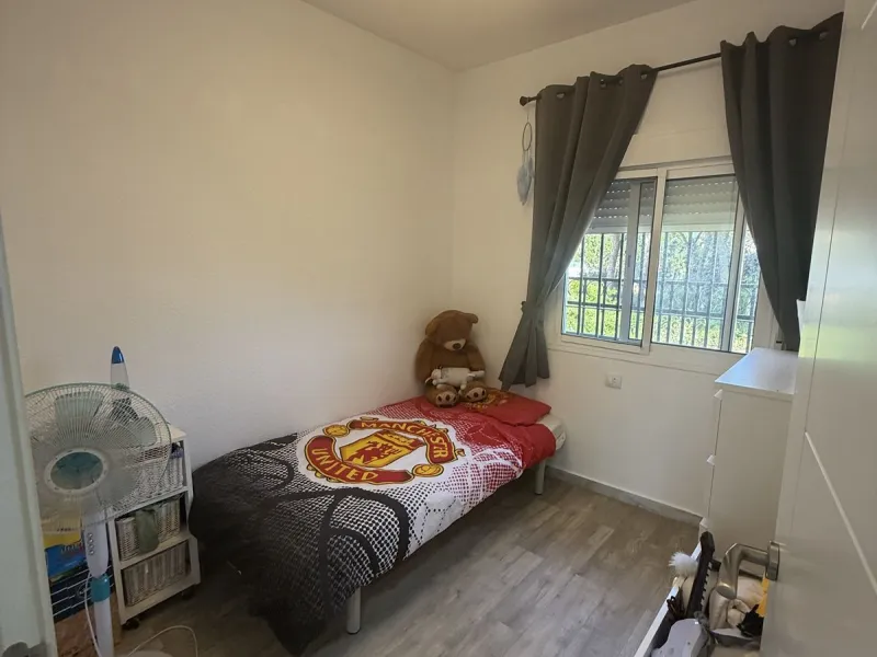 Semi Detached house lower Calahonda. In a small community of 15 houses with communal pool and garden. On the lower level there is a good size lounge, large fitted kitchen, a small bathroom and access to the private terrace and garden that wraps around thr
