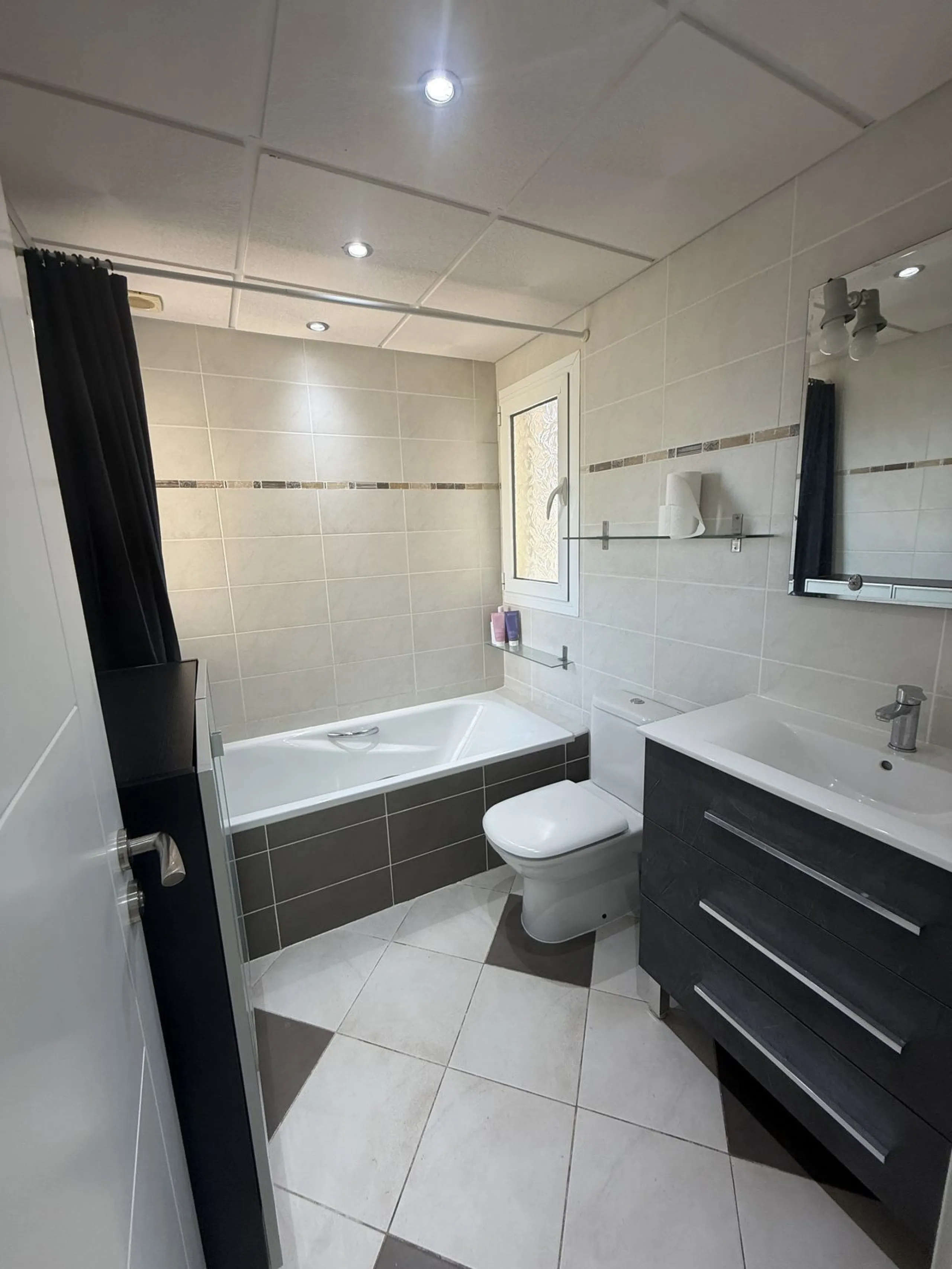 Semi Detached house lower Calahonda. In a small community of 15 houses with communal pool and garden. On the lower level there is a good size lounge, large fitted kitchen, a small bathroom and access to the private terrace and garden that wraps around thr
