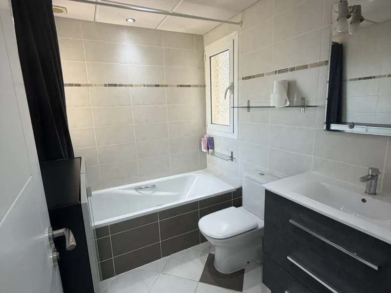 Semi Detached house lower Calahonda. In a small community of 15 houses with communal pool and garden. On the lower level there is a good size lounge, large fitted kitchen, a small bathroom and access to the private terrace and garden that wraps around thr